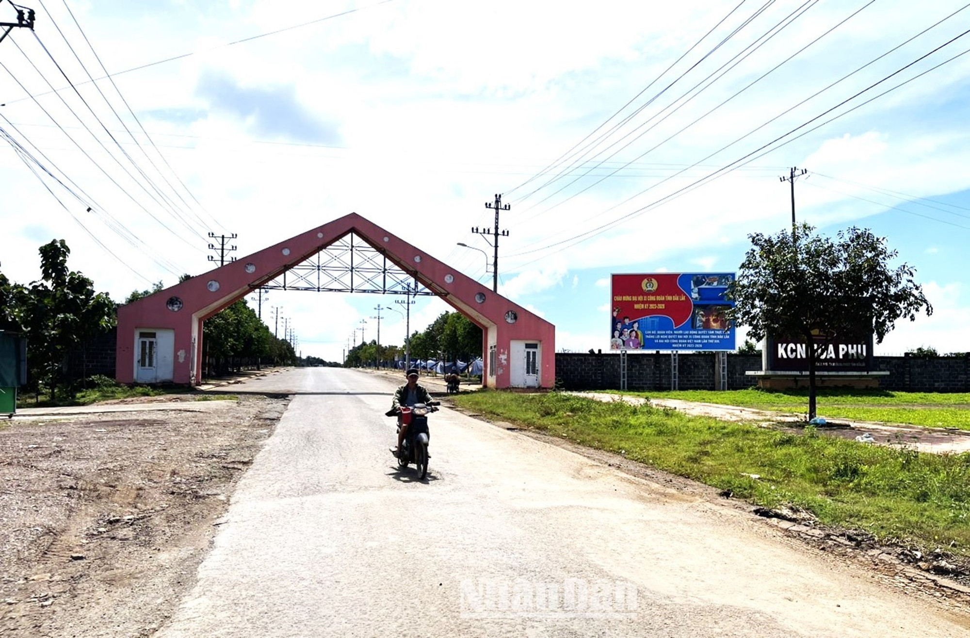 Là khu công nghiệp lớn của tỉnh nhưng đến nay tại Khu công nghiệp Hòa Phú, xã Hòa Phú, thành phố Buôn Ma Thuột vẫn không có nước máy, buộc doanh nghiệp phải bỏ thêm tiền khoan giếng lấy nước sử dụng.