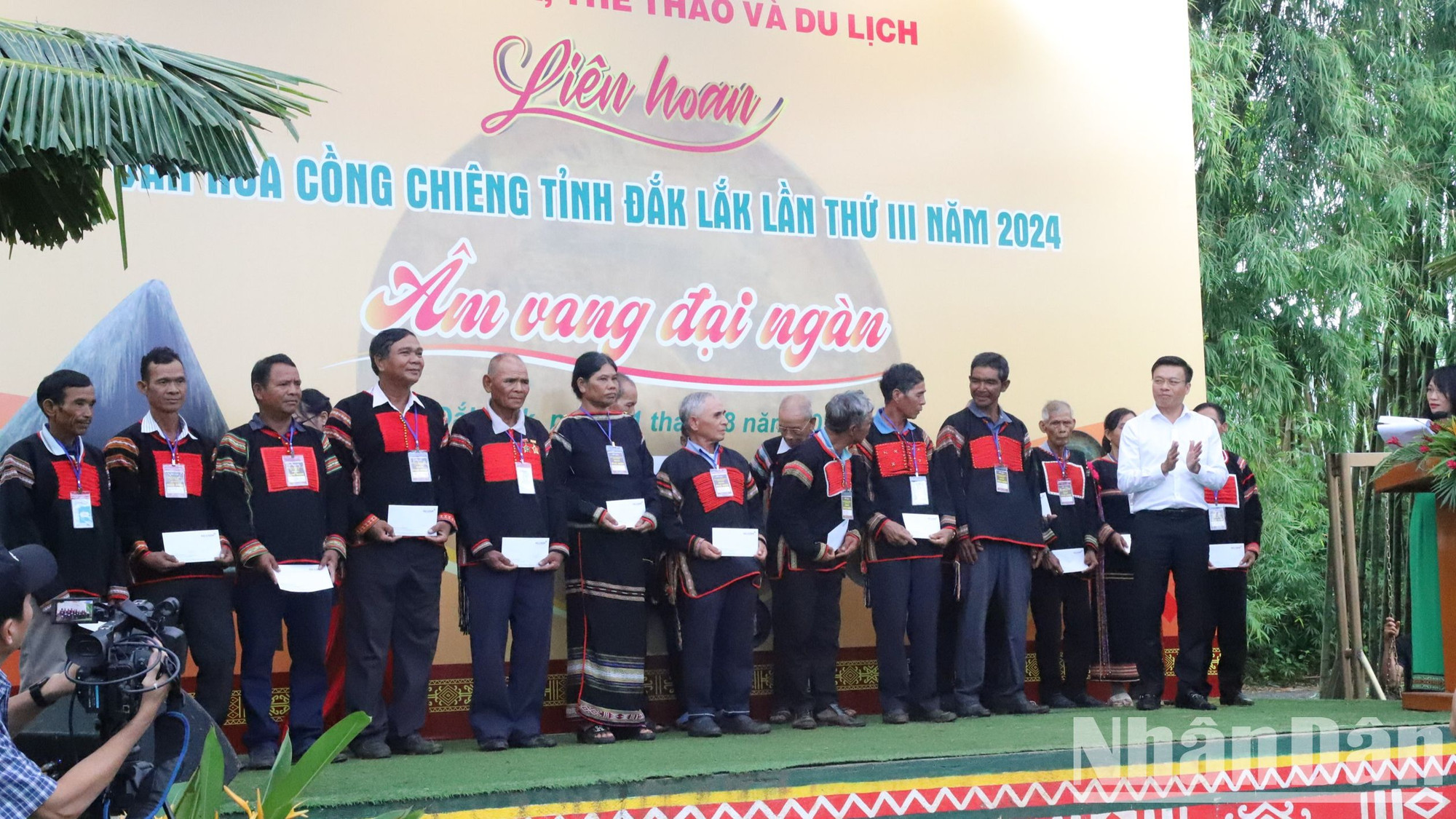 Tặng quà cho các nghệ nhân cao tuổi tham dự Liên hoan Văn hóa cồng chiêng tỉnh Đắk Lắk lần thứ 3 năm 2024.