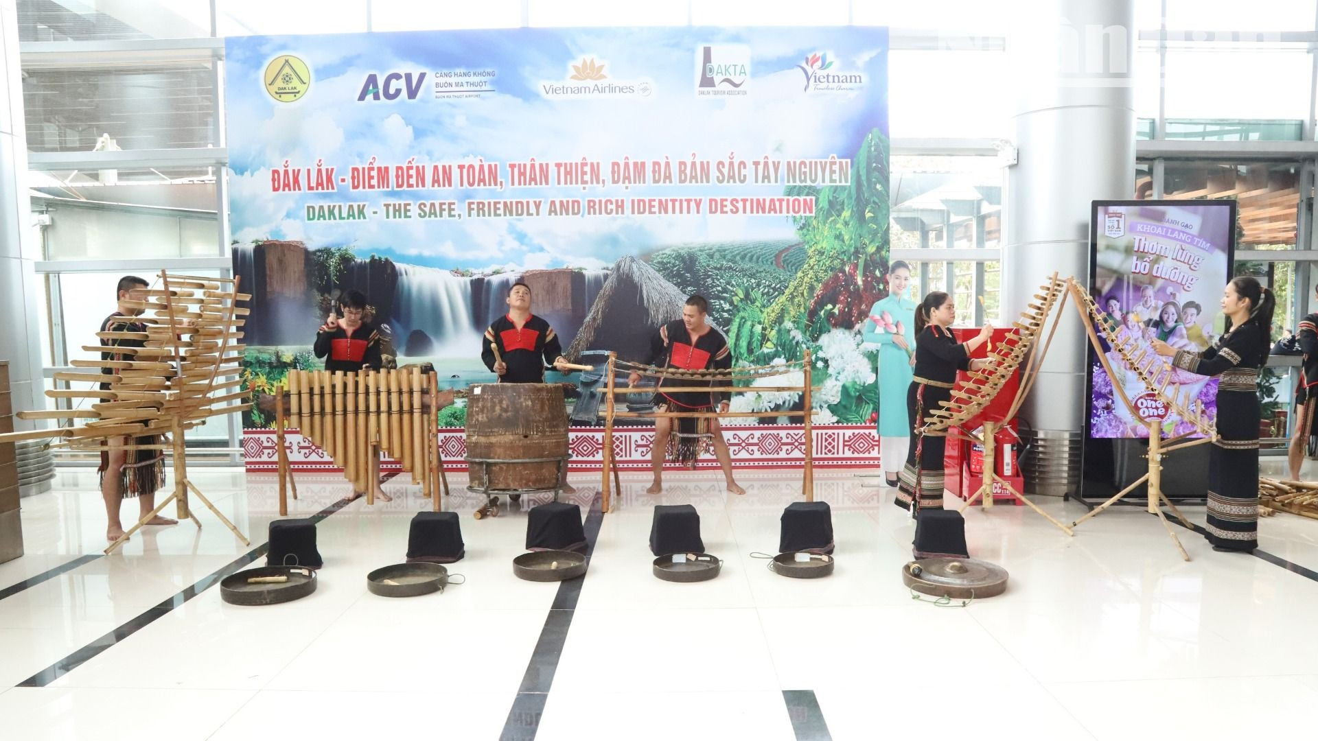 Chương trình biểu diễn cồng chiêng chào đón và phục vụ vị khách du lịch thứ 1,5 triệu cùng đoàn khách du lịch đầu tiên đến tỉnh Đắk Lắk nhân dịp Tết Dương lịch năm 2025 tại Cảng hàng không Buôn Ma Thuột. Chương trình biểu diễn cồng chiêng chào đón và phục vụ vị khách du lịch thứ 1,5 triệu cùng đoàn khách du lịch đầu tiên đến tỉnh Đắk Lắk nhân dịp Tết Dương lịch năm 2025 tại Cảng hàng không Buôn Ma Thuột.