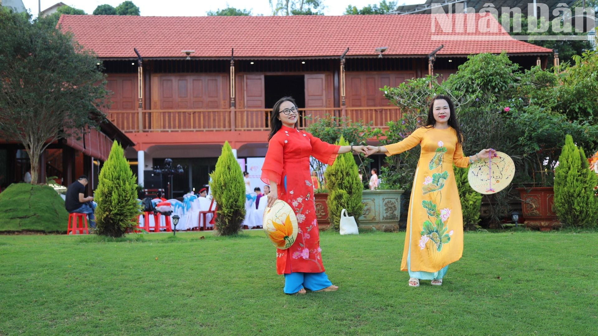 Người phụ nữ Việt Nam luôn yêu và tự hào khi mặc áo dài truyền thống.