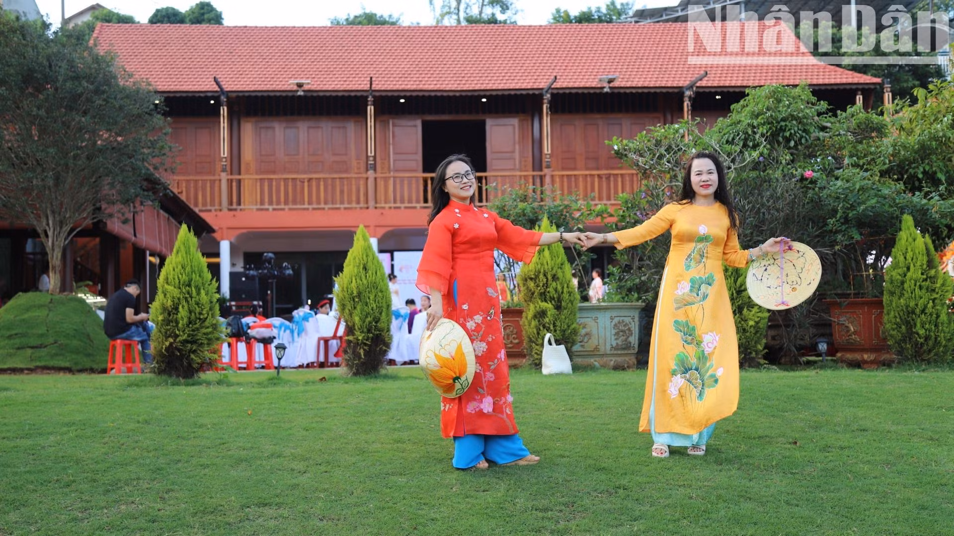 Người phụ nữ Việt Nam luôn yêu và tự hào khi mặc áo dài truyền thống.