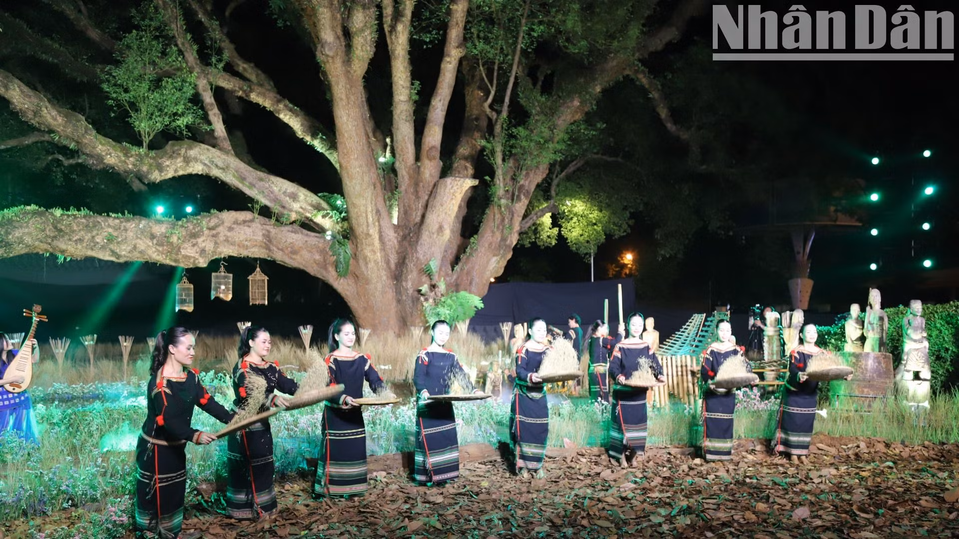 Trong khi đó, mặc đồ thẩm cẩm làm cho người phụ nữ Ê Đê thêm dịu dàng, thùy mị.