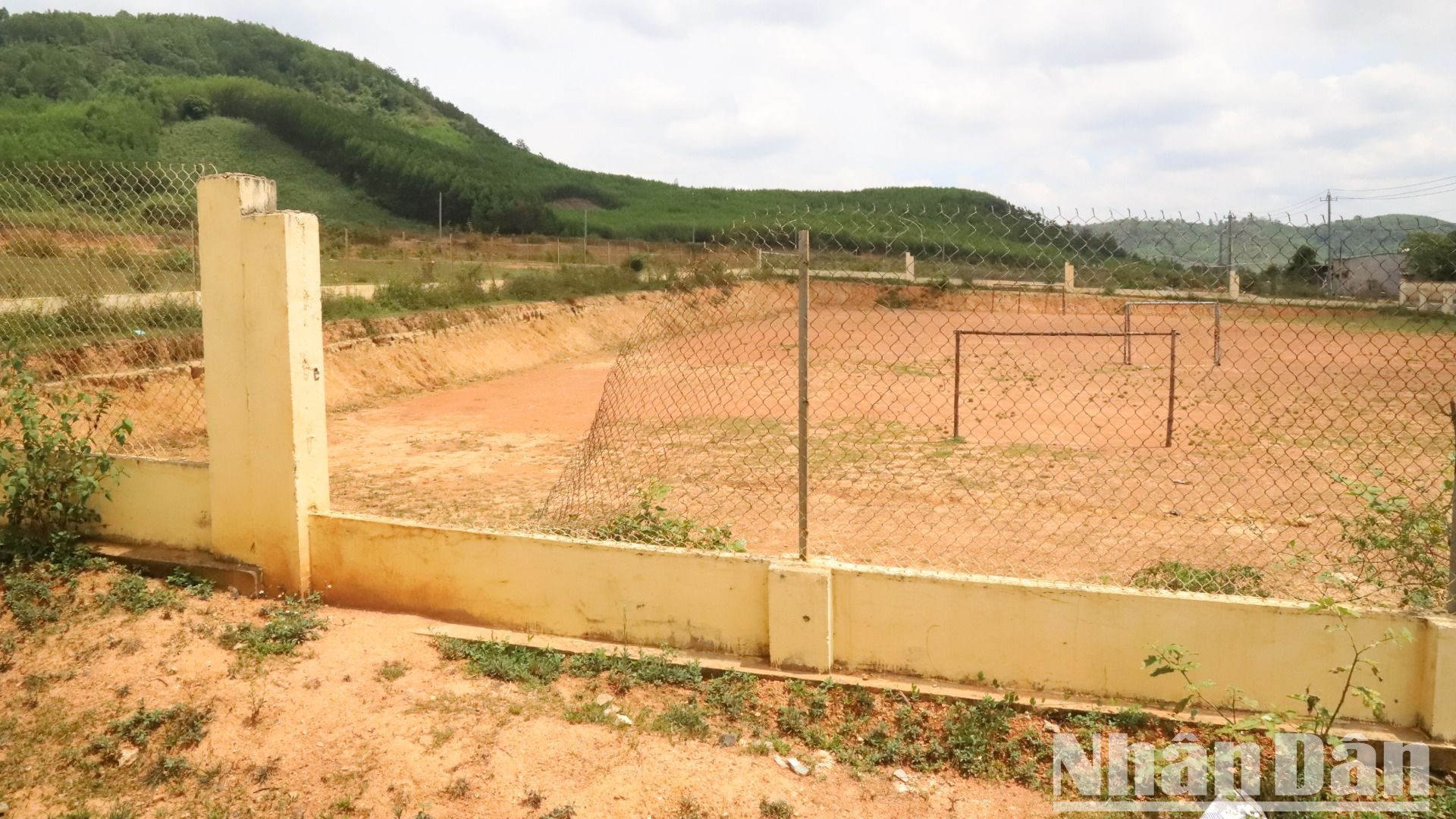 Sân vận động phục vụ người dân đến sinh sống tại Dự án định canh, định cư xã Ea Yiêng bị bỏ hoang từ khi xây dựng xong đến nay. Sân vận động phục vụ người dân đến sinh sống tại Dự án định canh, định cư xã Ea Yiêng bị bỏ hoang từ khi xây dựng xong đến nay.