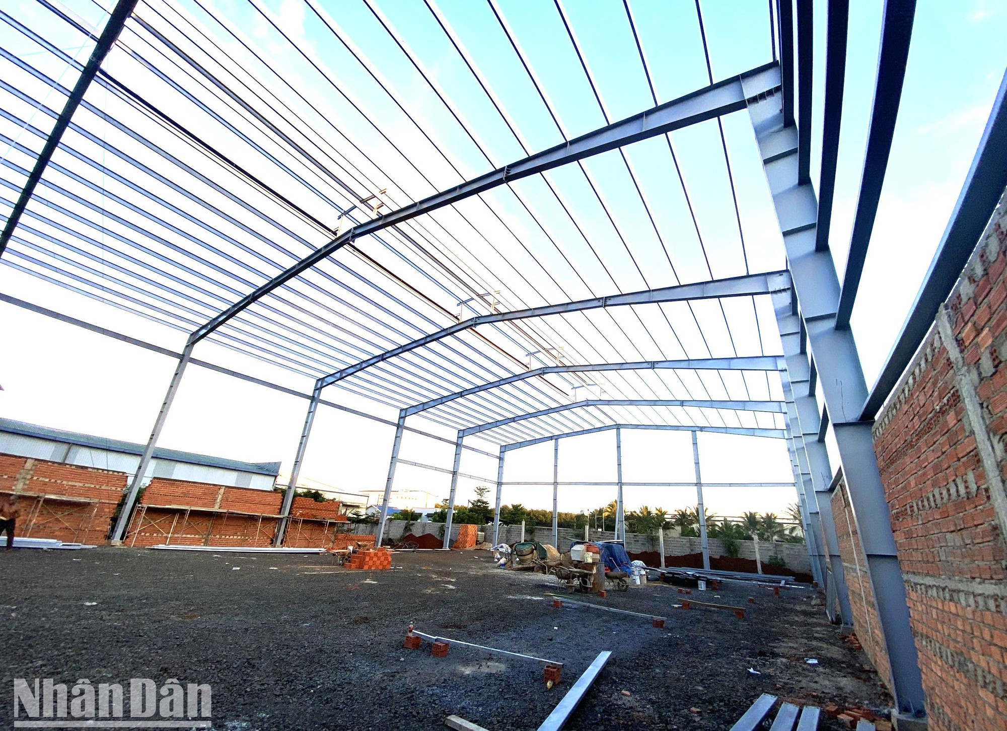 Do kinh phí thi công hệ thống phòng cháy, chữa cháy chiếm gần 50% kinh phí đầu tư của dự án và thủ tục hành chính rườm rà, nhất là chủ đầu tư không có sự lựa chọn đơn vị thi công… Công ty cổ phần Anland Coffee phải tạm dừng xây dựng nhà xưởng chế biến cà-phê tại Cụm công nghiệp Tân An.