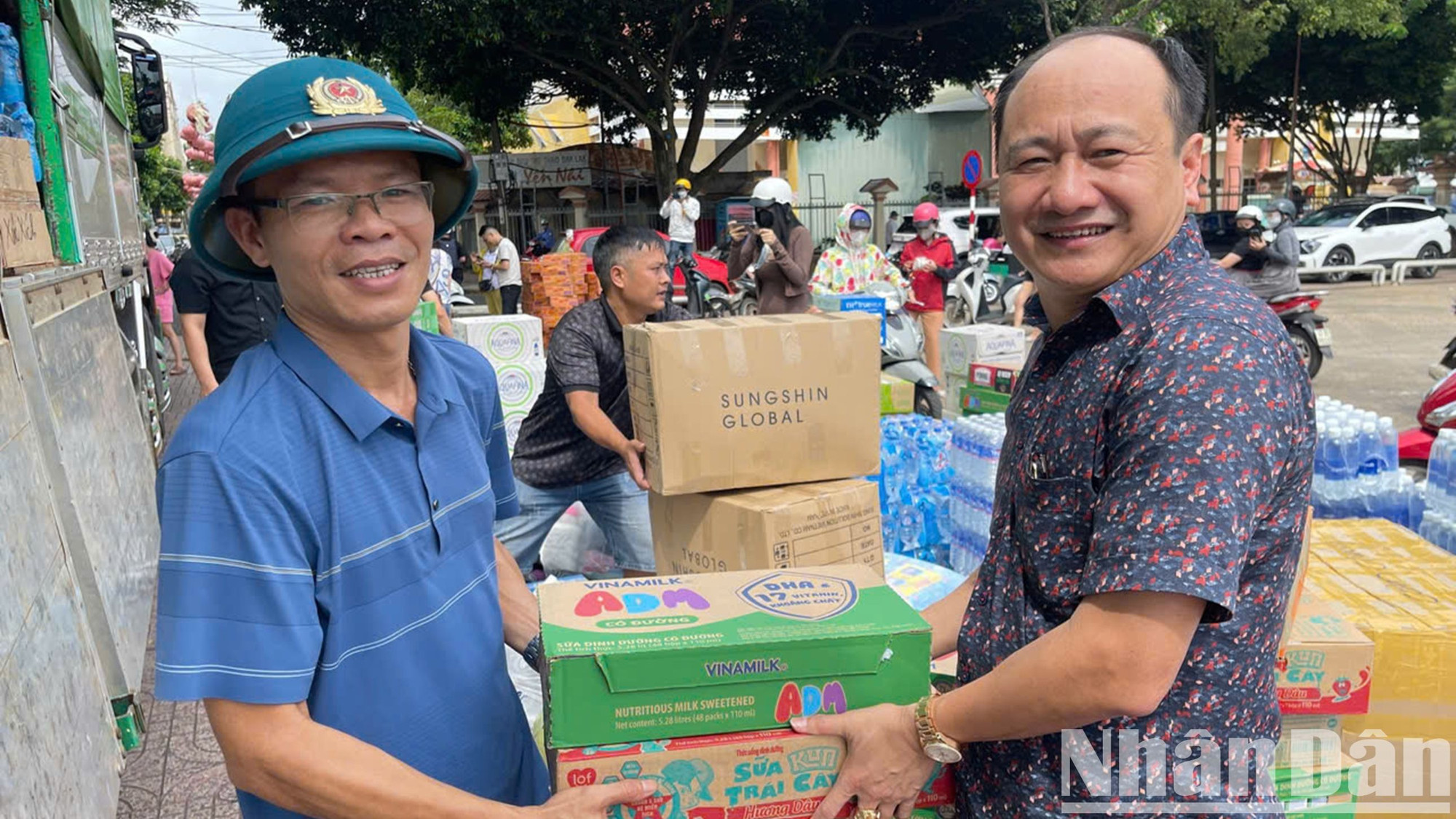 Người dân thành phố Buôn Ma Thuột vui vẻ khi đến ủng hộ đồng bào vùng lũ phía bắc.