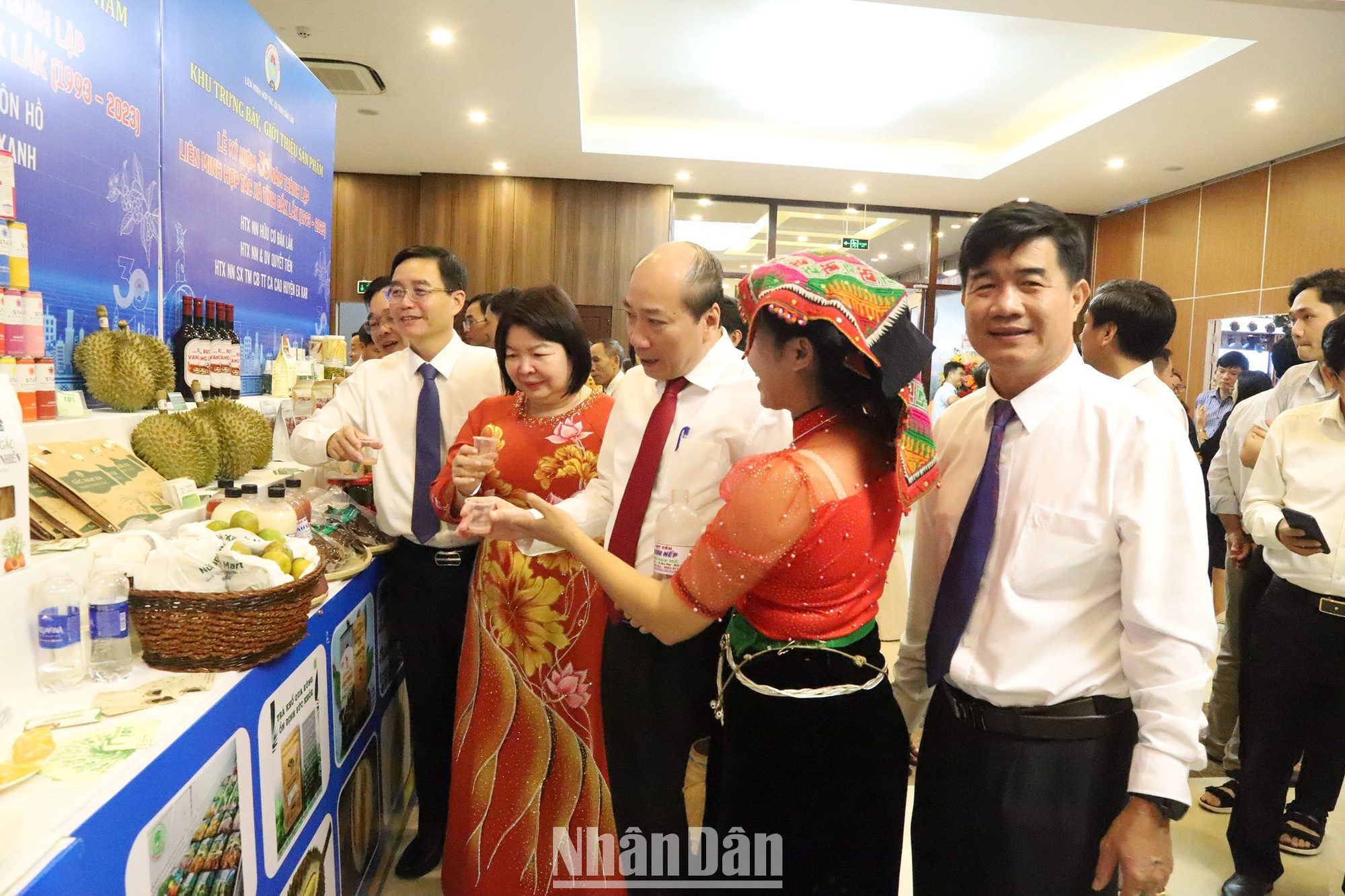 Các đồng chí lãnh đạo tỉnh Đắk Lắk và Liên minh Hợp tác xã Việt Nam thăm quan các gian hàng trưng bày sản phẩm OCOP của các hợp tác xã trong tỉnh.