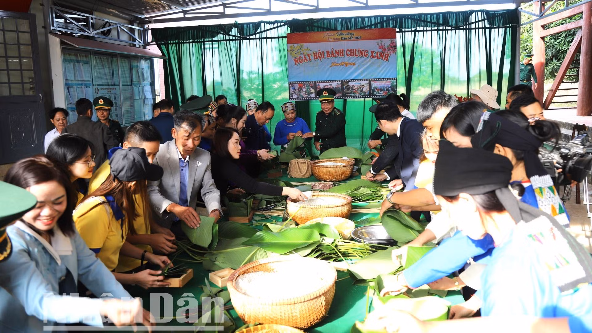 Cán bộ, chiến sĩ Bộ đội Biên phòng và các đơn vị đồng hành tham gia Ngày hội bánh chưng xanh để tặng nhân dân khu vực biên giới đón Tết Ất Tỵ 2025.