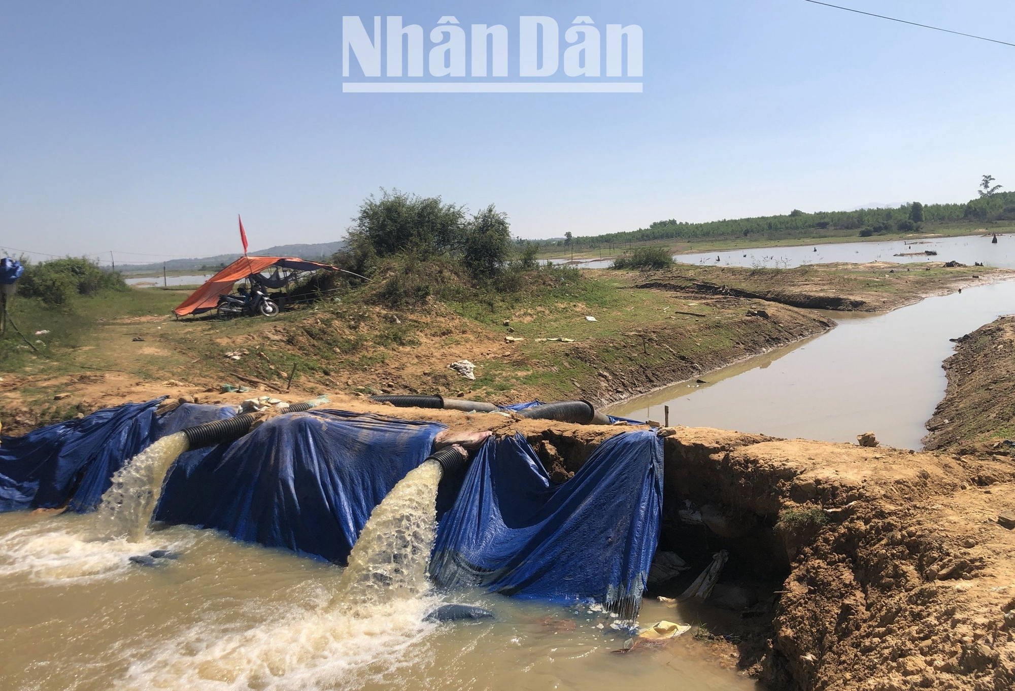 Để nỗ lực chống hạn, Công ty trách nhiệm hữu hạn Một thành viên quản lý công trình thủy lợi Đắk Lắk đã triển khai các máy bơm bơm nước phục vụ nhân dân chống hạn.