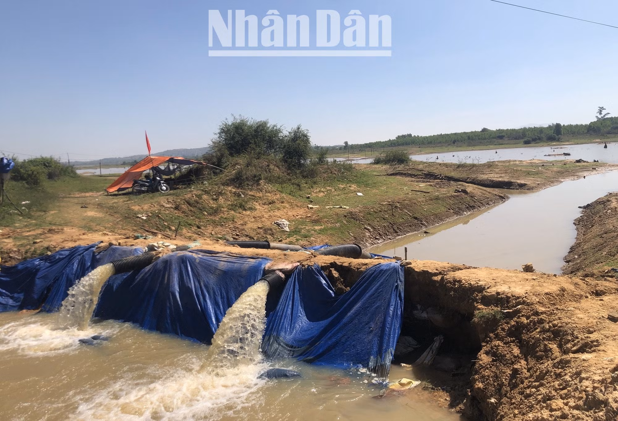 Để nỗ lực chống hạn, Công ty trách nhiệm hữu hạn Một thành viên quản lý công trình thủy lợi Đắk Lắk đã triển khai các máy bơm bơm nước phục vụ nhân dân chống hạn.