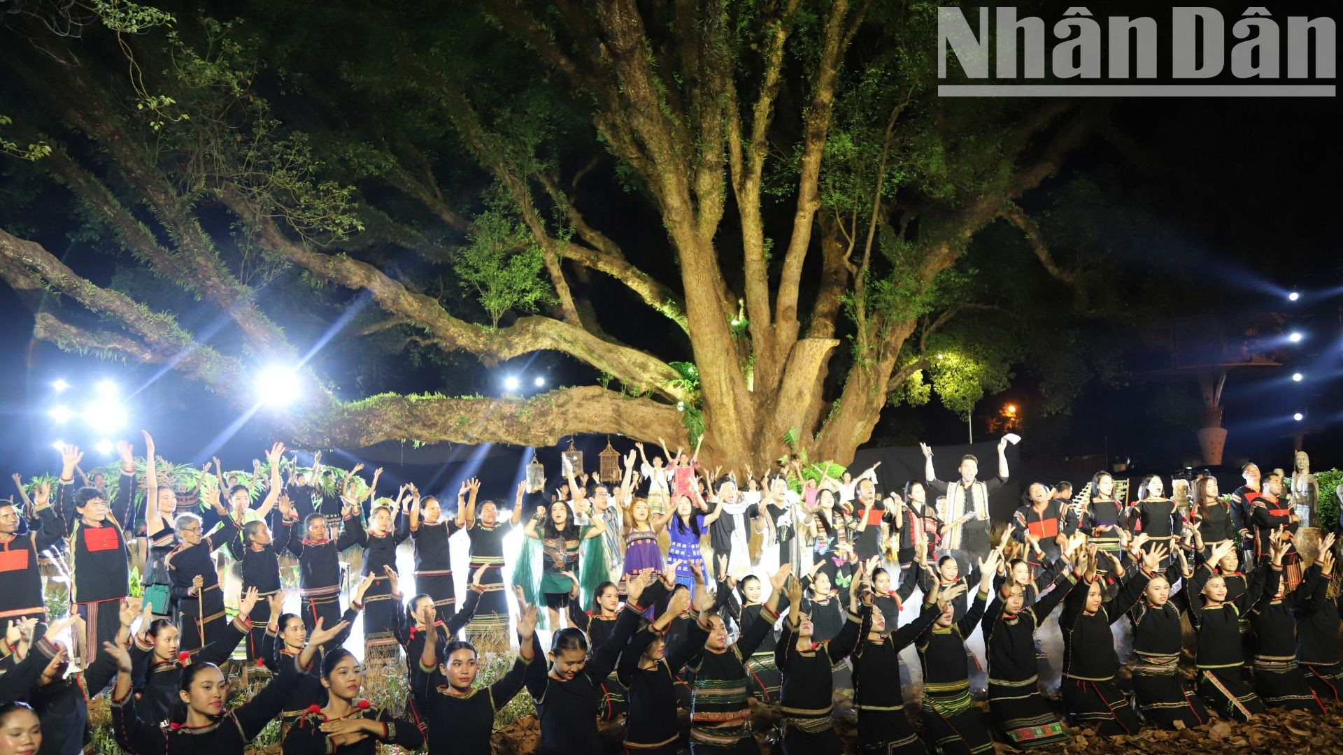 Chương trình nghệ thuật thời trang thổ cẩm “Vũ điệu Ban Mê” để lại nhiều cảm xúc cho người dân thành phố Buôn Ma Thuột và du khách.