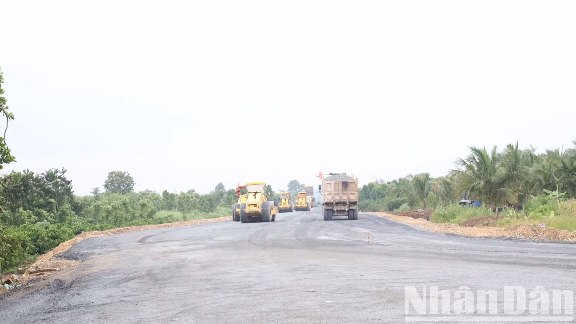 Dự án đầu tư xây dựng đường Hồ Chí Minh đoạn tránh phía Đông thành phố Buôn Ma Thuột, tỉnh Đắk Lắk có tổng chiều dài tuyến hơn 39,6km, sau điều chỉnh nguồn vốn tăng lên hơn 1.841 tỷ đồng.