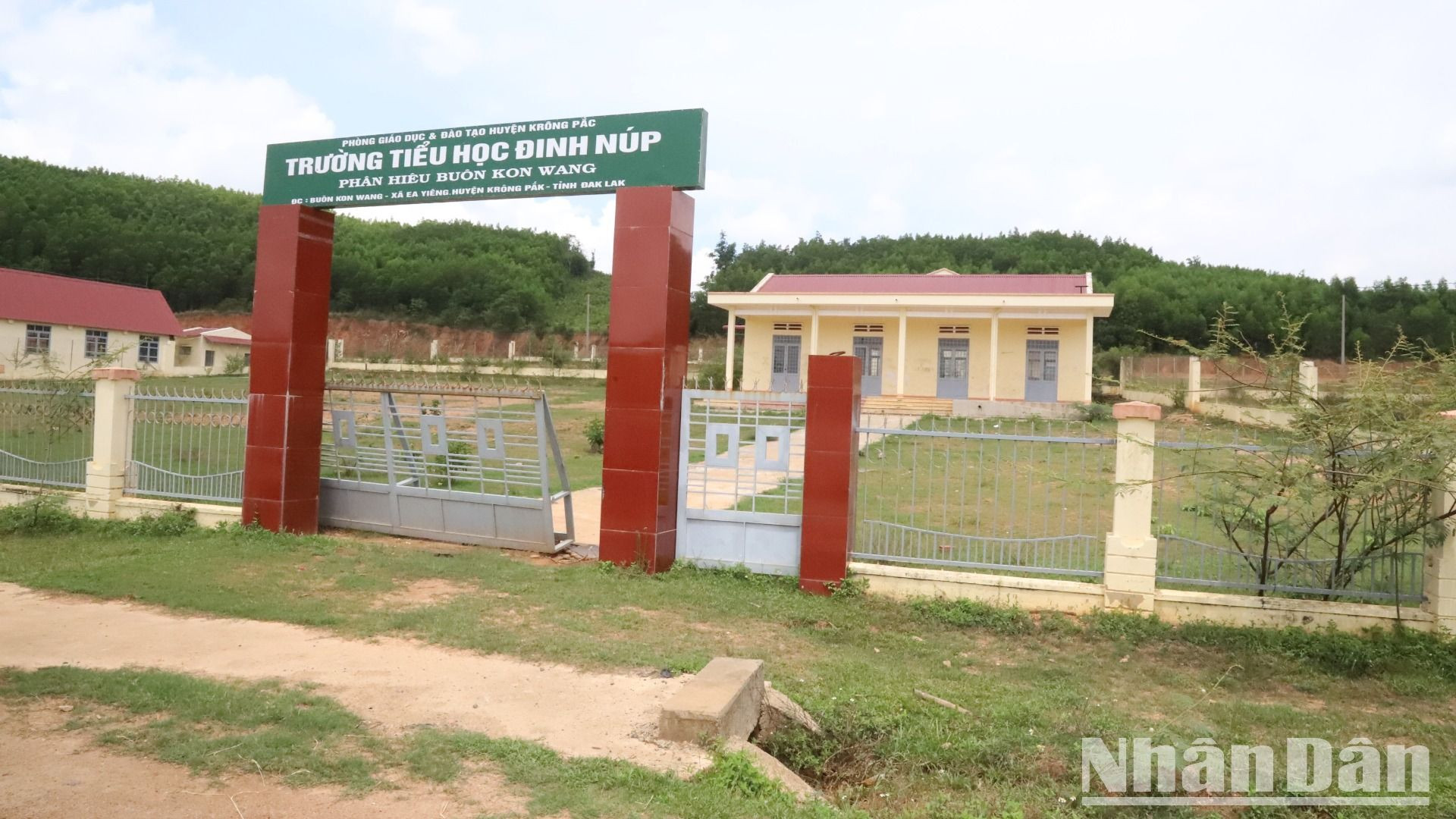 Phân hiệu Trường tiểu học Đinh Núp tại Dự án định canh, định cư xã Ea Yiêng được xây dựng khang trang bị bỏ hoang. Phân hiệu Trường tiểu học Đinh Núp tại Dự án định canh, định cư xã Ea Yiêng được xây dựng khang trang bị bỏ hoang.