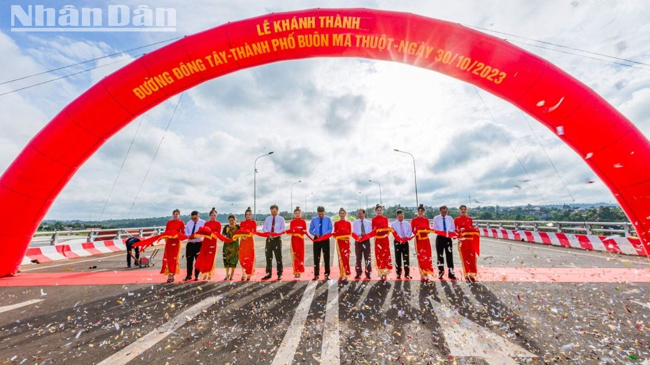 Ngày 30/10/2023, thành phố Buôn Ma Thuột khánh thành đưa vào sử dụng đường Đông Tây nay là đường Võ Nguyên Giáp.