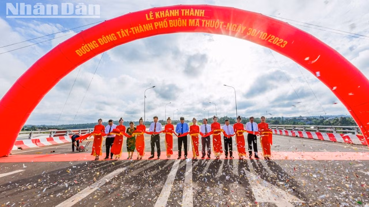 Ngày 30/10/2023, thành phố Buôn Ma Thuột khánh thành đưa vào sử dụng đường Đông Tây nay là đường Võ Nguyên Giáp. Ngày 30/10/2023, thành phố Buôn Ma Thuột khánh thành đưa vào sử dụng đường Đông Tây nay là đường Võ Nguyên Giáp.