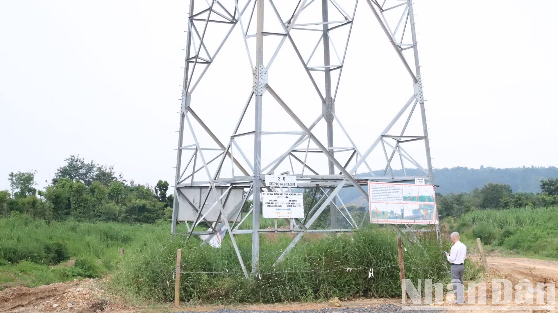 Trụ điện T20 thuộc Dự án Trạm biến áp 220kV Krông Ana được xây dựng ngay trên đường Hồ Chí Minh đoạn tránh Đông thành phố Buôn Ma Thuột.