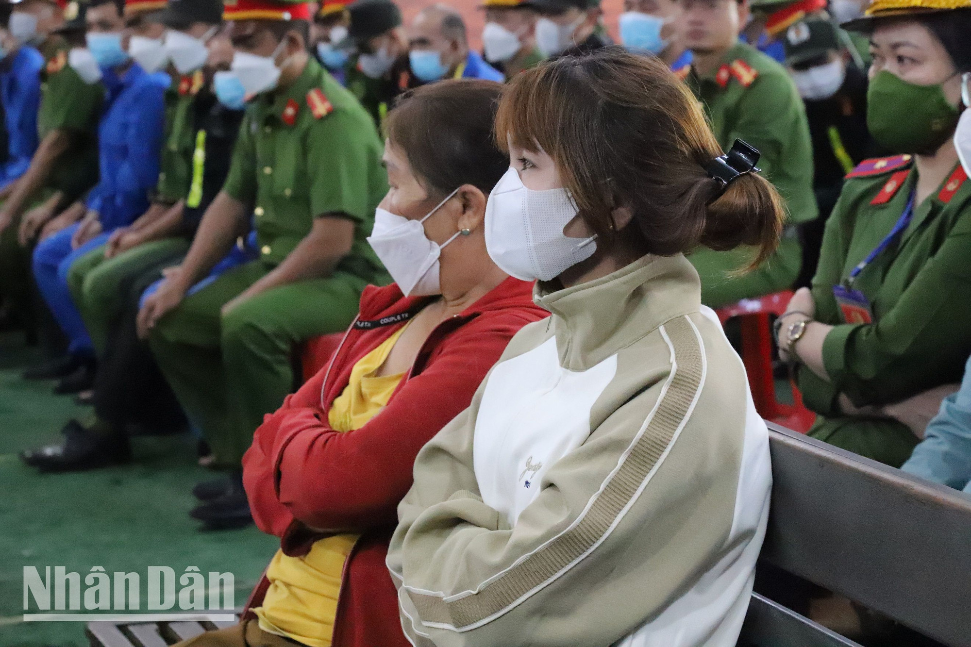 Người thân các bị hại tham dự phiên tòa.