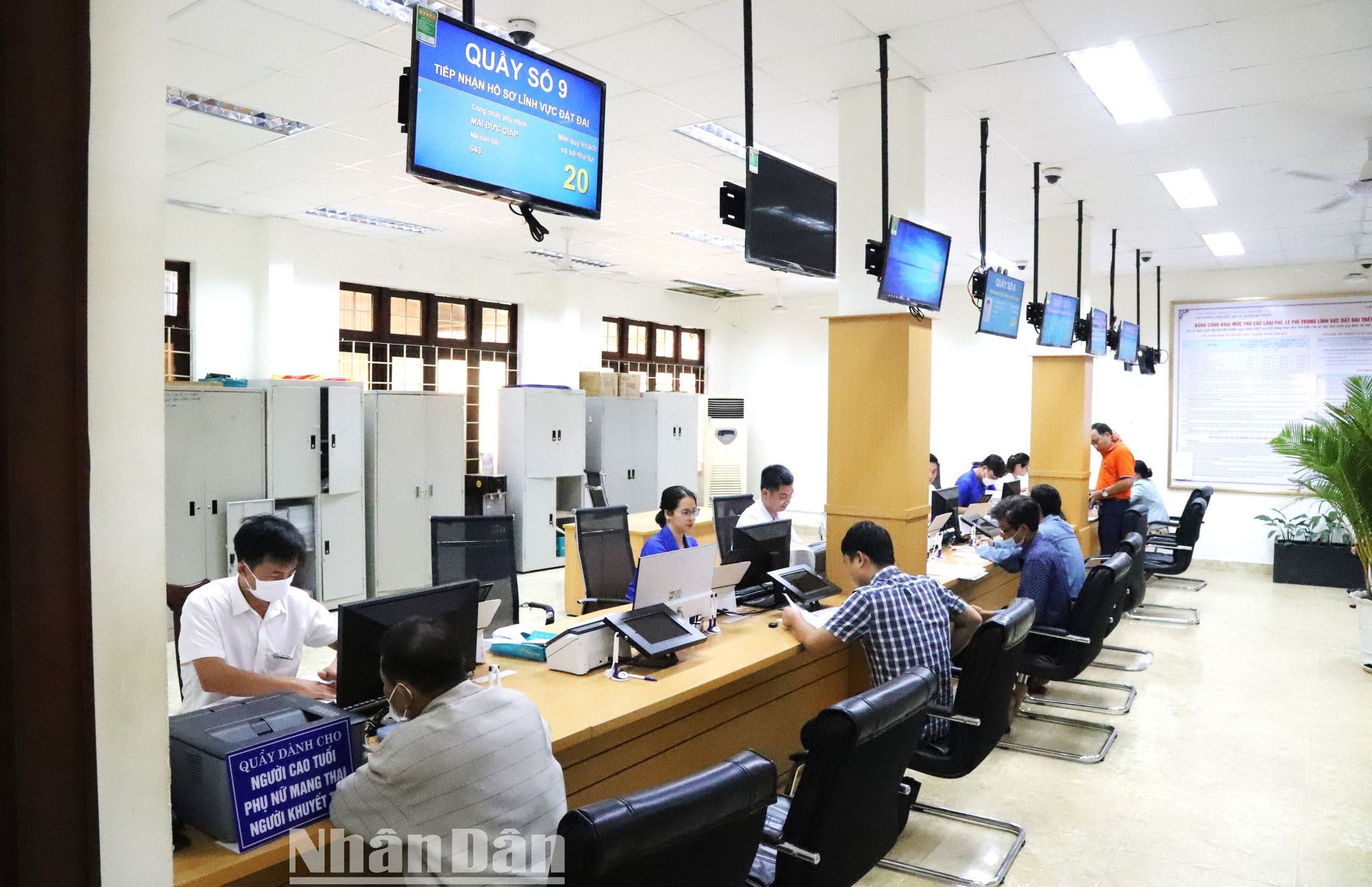 Người dân đến giải quyết thủ tục hành chính tại bộ phận tiếp nhận và trả hồ sơ thành phố Buôn Ma Thuột. Người dân đến giải quyết thủ tục hành chính tại bộ phận tiếp nhận và trả hồ sơ thành phố Buôn Ma Thuột.