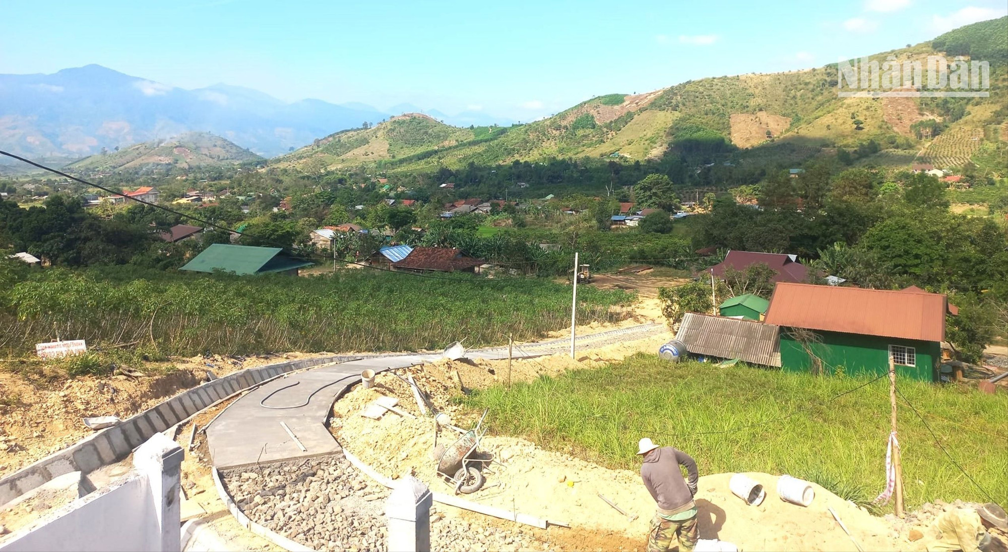 Bê-tông hóa đường giao thông dẫn vào các thôn vùng sâu vùng xa xã Cư Pui.