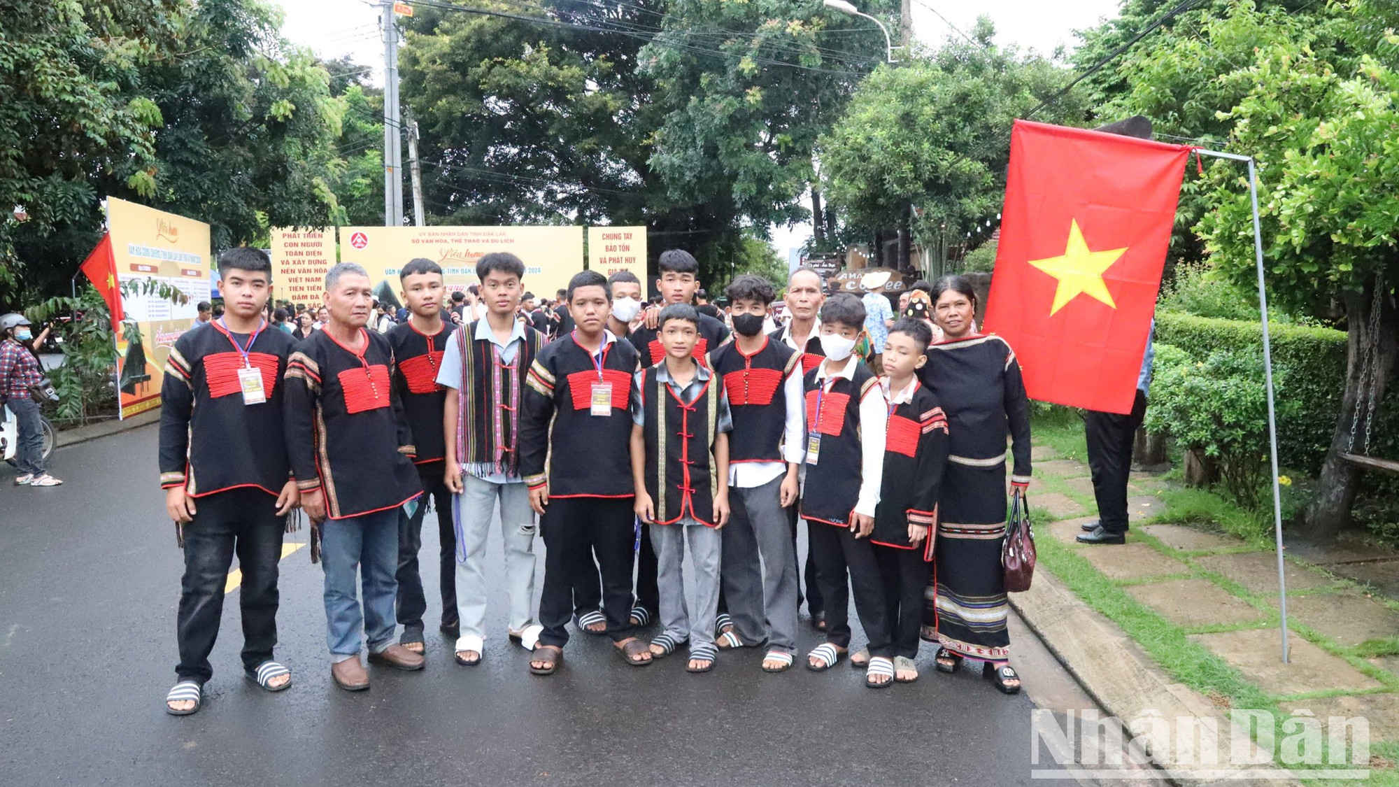 Ở các buôn làng, đồng bào các dân tộc đều treo cờ và tổ chức các hoạt động chào mừng Quốc khánh 2/9.