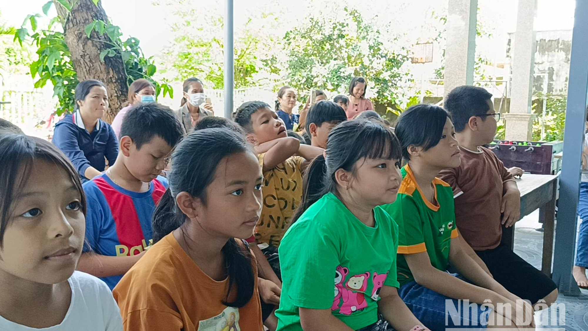 Hầu hết các em học sinh đến học tập và vui chơi tại Ngôi nhà trí tuệ là con các gia đình có hoàn cảnh khó khăn ở địa phương.