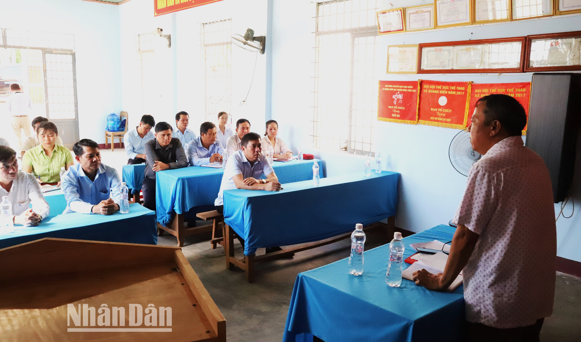 Bí thư Huyện ủy Krông Ana Nguyễn Kính (người ngồi đầu tiên bên phải) và các đồng chí trong Ban Thường vụ Huyện ủy dự sinh hoạt chi bộ định kỳ hàng tháng tại chi bộ thôn 2, xã Quảng Điền.