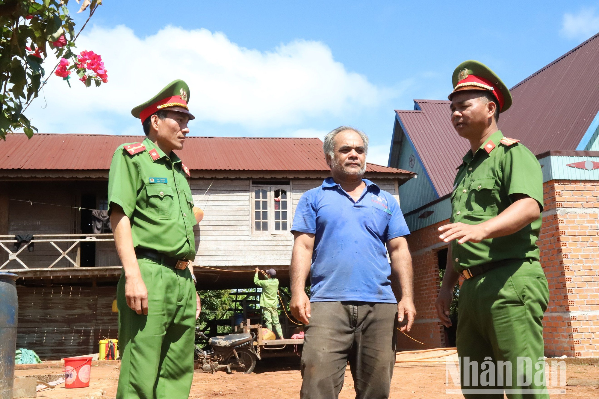 Thiếu tá Y Tư H’Wing (người đứng bên phải) và cán bộ Công an xã Ea Sol về thăm hỏi, động viên anh Nay Biên ở buôn Bung Tang.