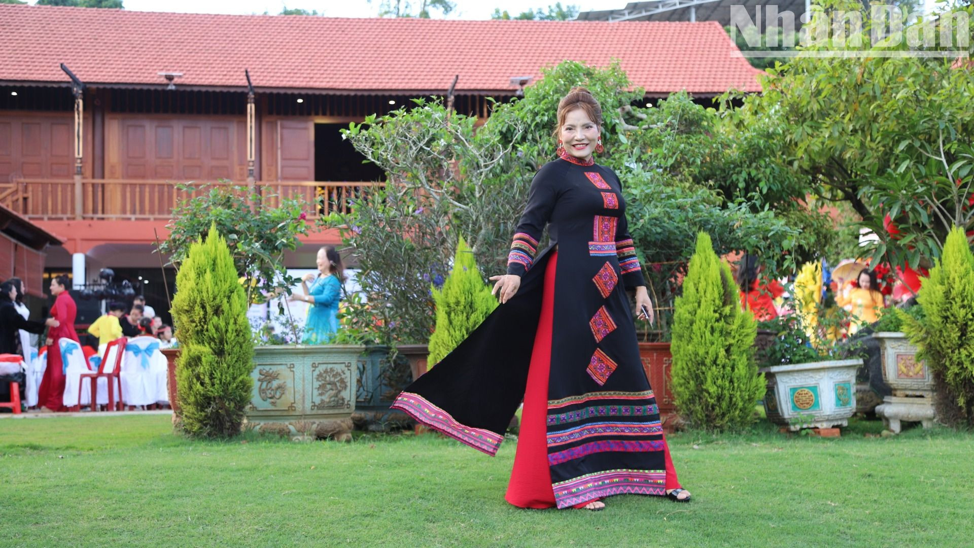 Với nhiều người phụ nữ, khi mặc áo dài giúp họ thêm tự tin và tỏa sáng.