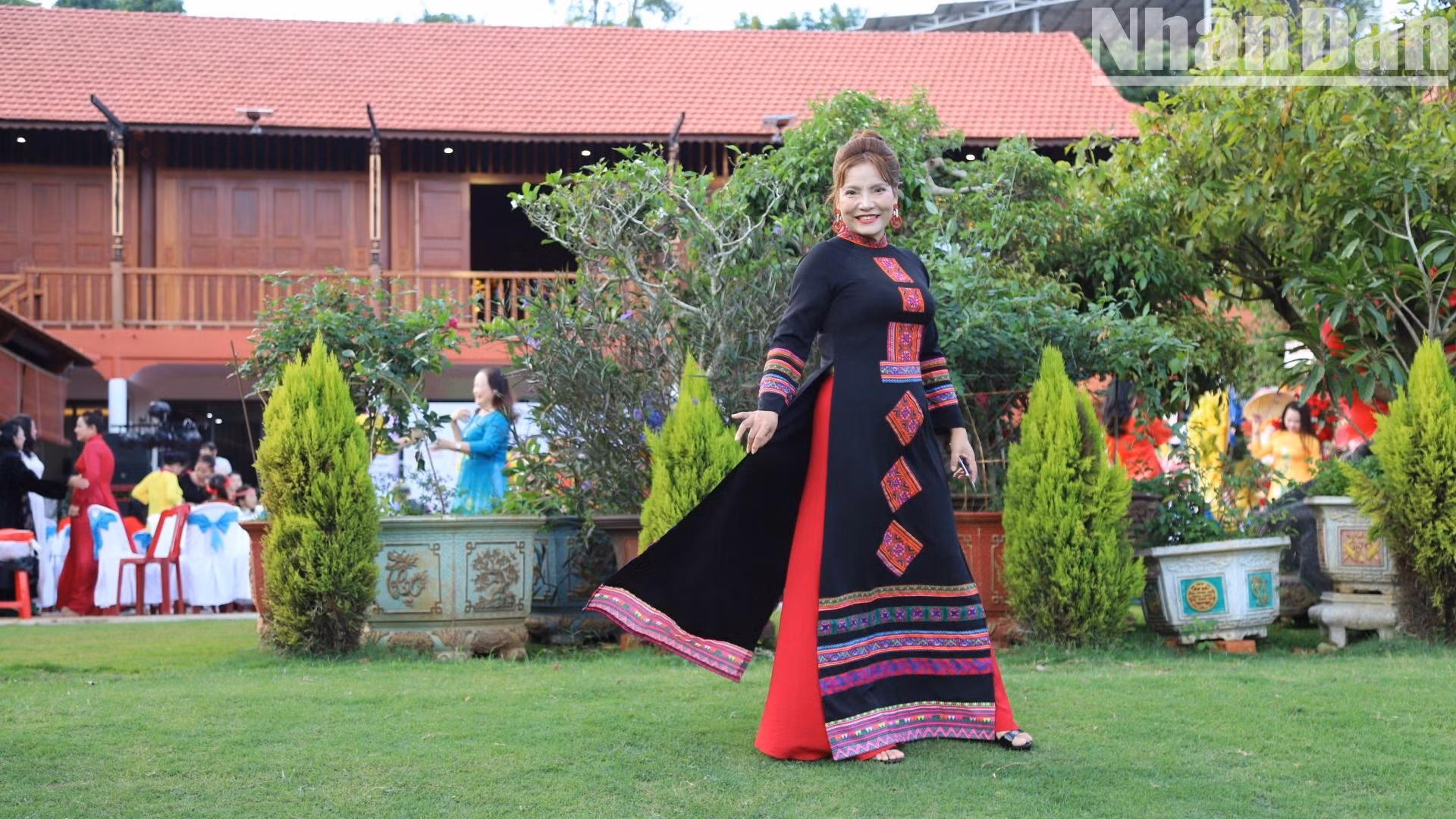 Với nhiều người phụ nữ, khi mặc áo dài giúp họ thêm tự tin và tỏa sáng.