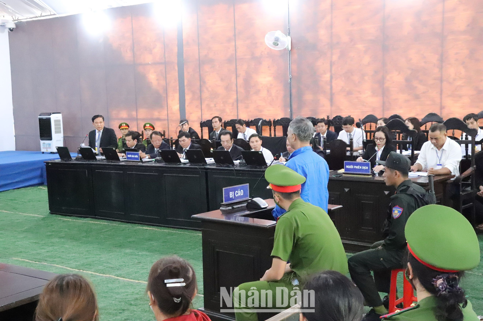 Các luật sư tham gia bào chữa bảo vệ quyền lợi cho các bị cáo.