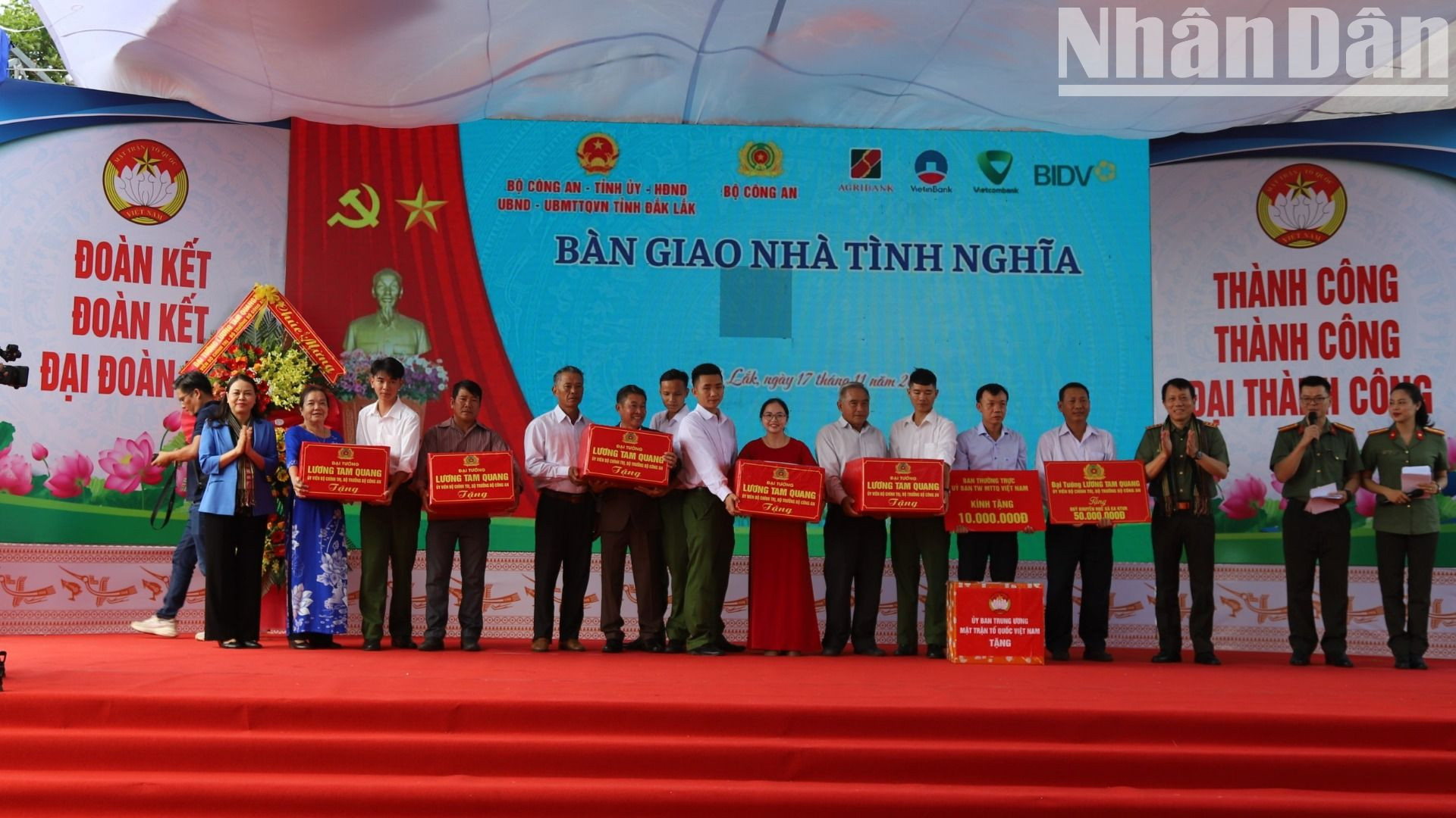 Trao tặng quà của Bộ trưởng Công an Lương Tam Quang cho các đơn vị, dòng họ điển hình trên địa bàn huyện Cư Kuin. Trao tặng quà của Bộ trưởng Công an Lương Tam Quang cho các đơn vị, dòng họ điển hình trên địa bàn huyện Cư Kuin.