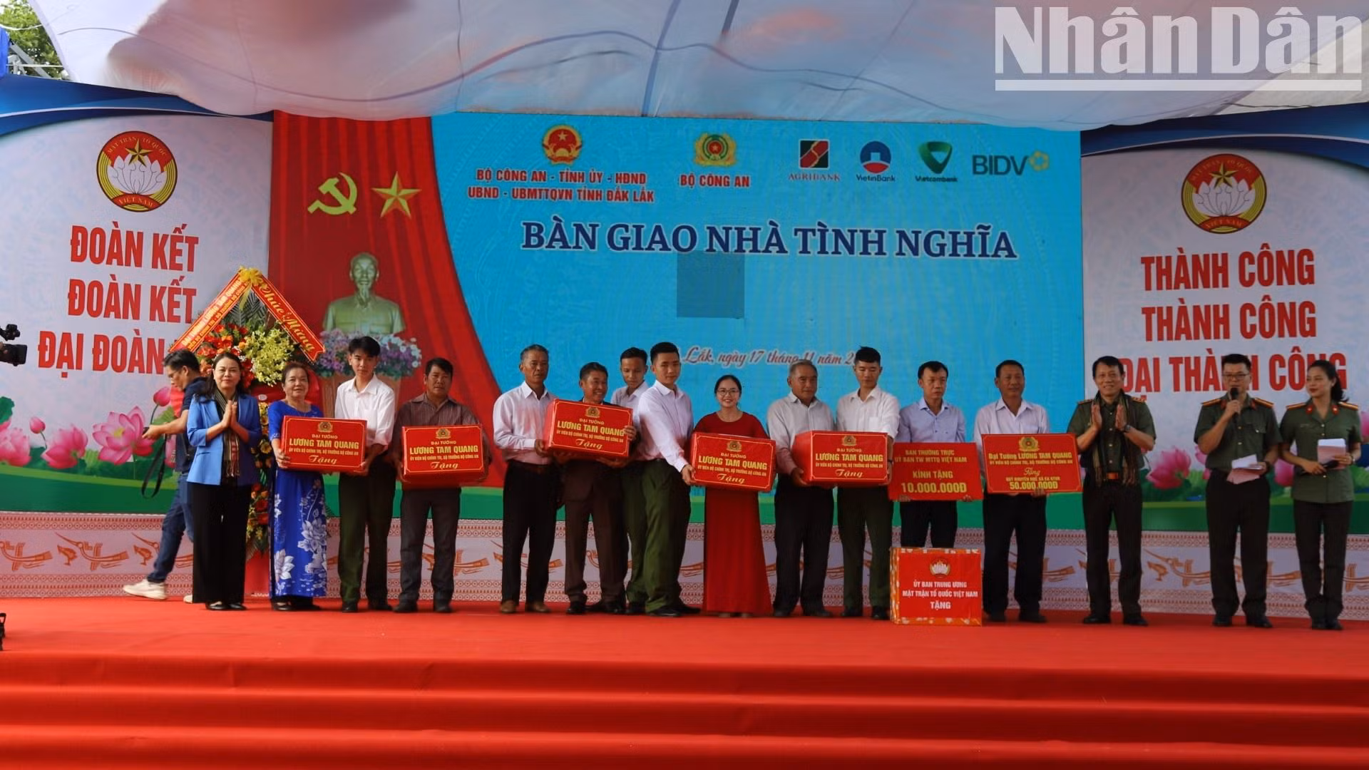 Trao tặng quà của Bộ trưởng Công an Lương Tam Quang cho các đơn vị, dòng họ điển hình trên địa bàn huyện Cư Kuin.