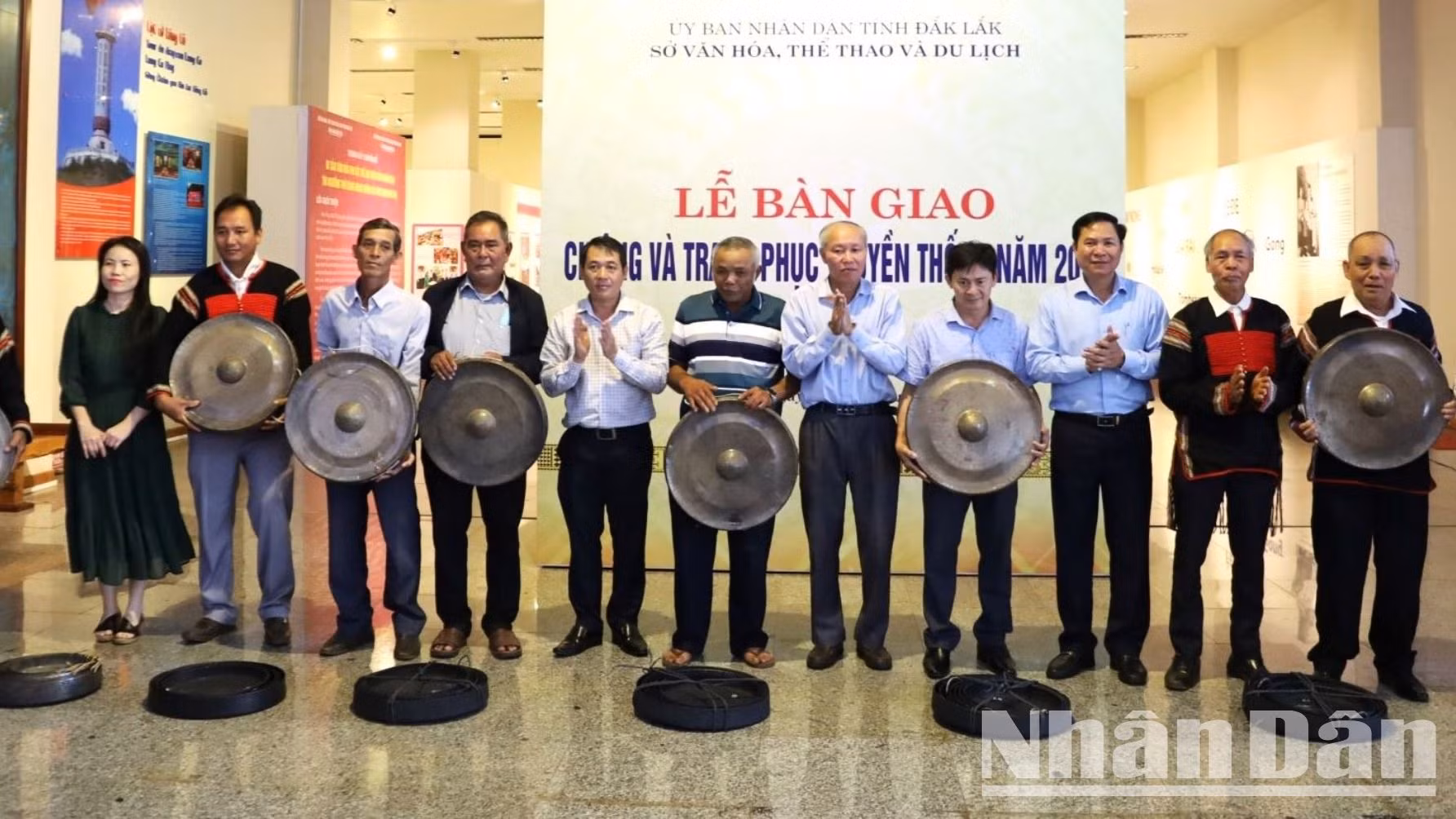 Thực hiện các Nghị quyết của Hội đồng nhân dân tỉnh Đắk Lắk và kế hoạch của Ủy ban nhân dân tỉnh bảo tồn và phát huy Di sản Không gian văn hóa cồng chiêng Tây Nguyên, tính đến nay, Sở Văn hóa-Thể thao và Du lịch và các huyện, thị xã, thành phố đã cấp hàng trăm bộ chiêng, bộ trang phục truyền thống cho các buôn đồng bào dân tộc thiểu số.