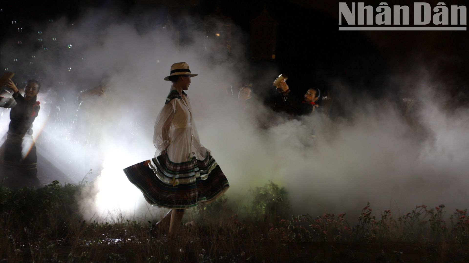 Không gian trình diễn thời trang thổ cẩm huyền bí.