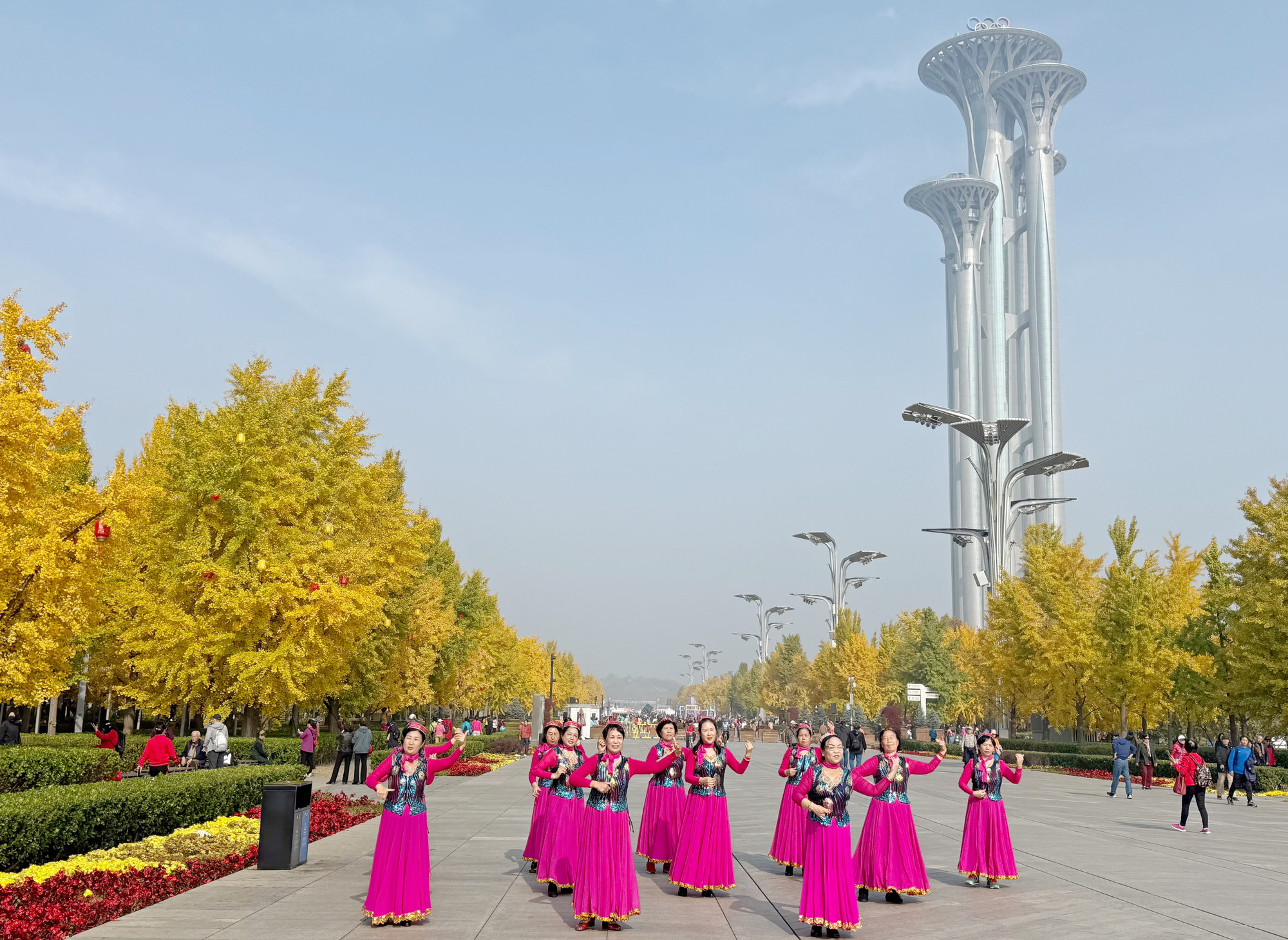 Những điệu múa truyền thống được biểu diễn trên quảng trường Olympics.