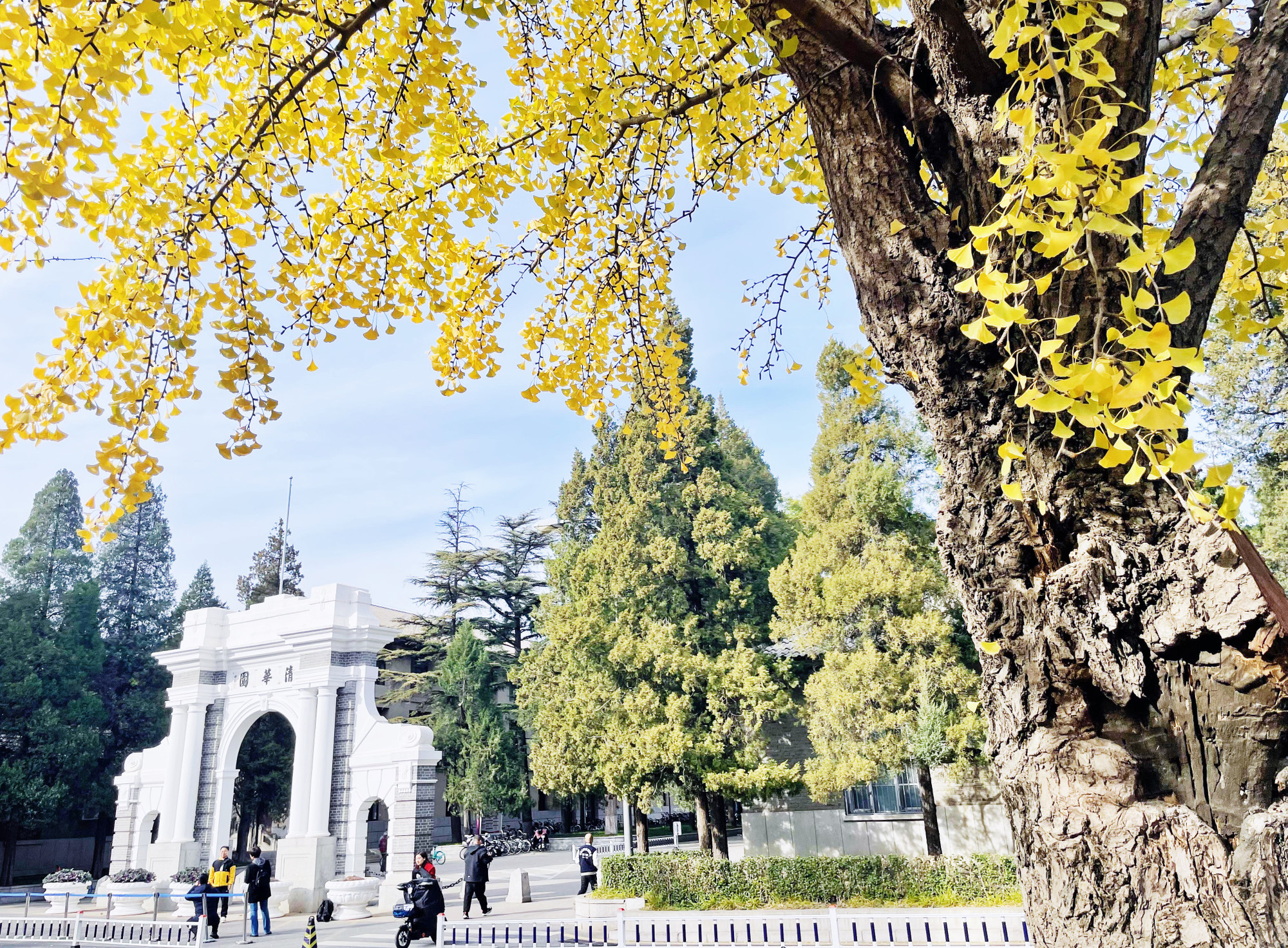 Cổng vào Trường đại học Thanh Hoa - cơ sở đào tạo hàng đầu Trung Quốc.