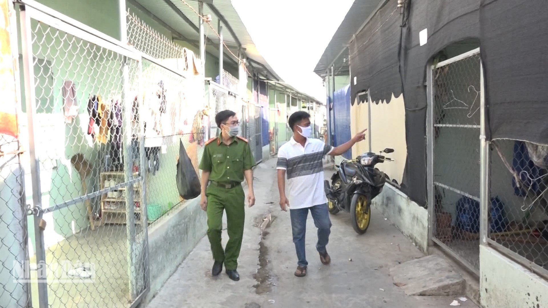 Công an cùng đại diện tổ tự quản nắm tình hình tại các nhà trọ ở Thị xã Chơn Thành.