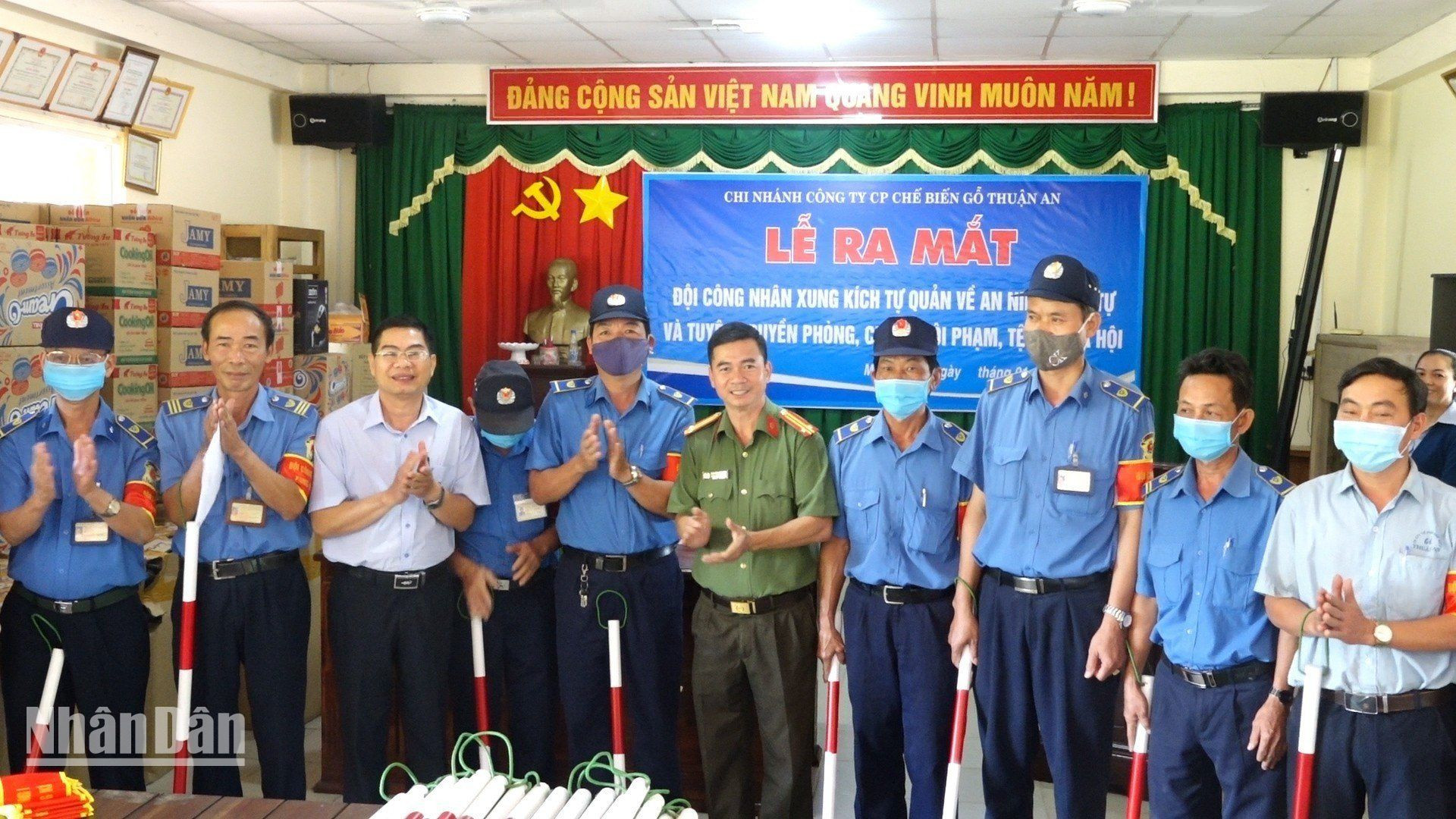 Tổ xung kích bảo đảm an ninh trật tự tại chi nhánh Công ty cổ phần gỗ Thuận An (thị xã Chơn Thành).