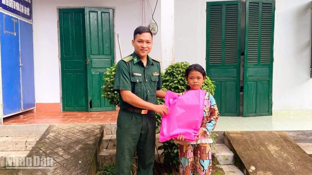 Bộ đội Biên phòng tỉnh Bình Phước tặng quà cho "Con nuôi Đồn biên phòng".
