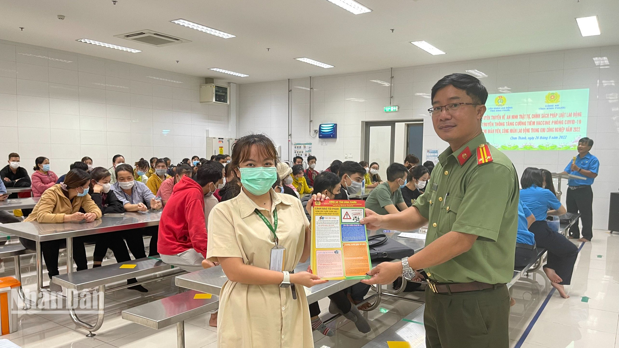 Công an tỉnh tuyên truyền, phổ biến pháp luật cho công nhân.