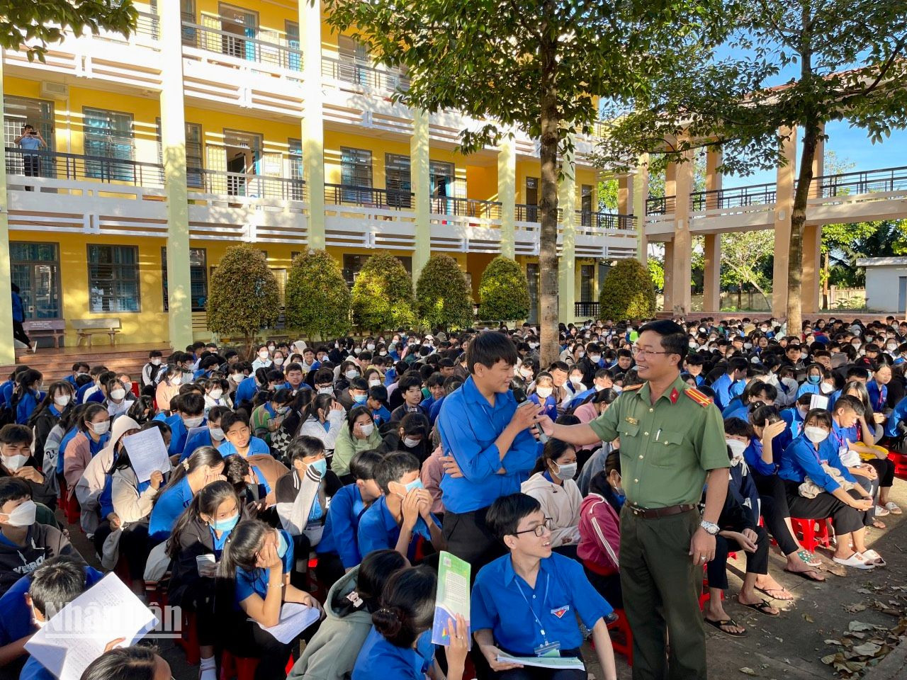 Tuyên truyền, phổ biến pháp luật cho học sinh để các em sớm hình thành ý thức chấp hành pháp luật.