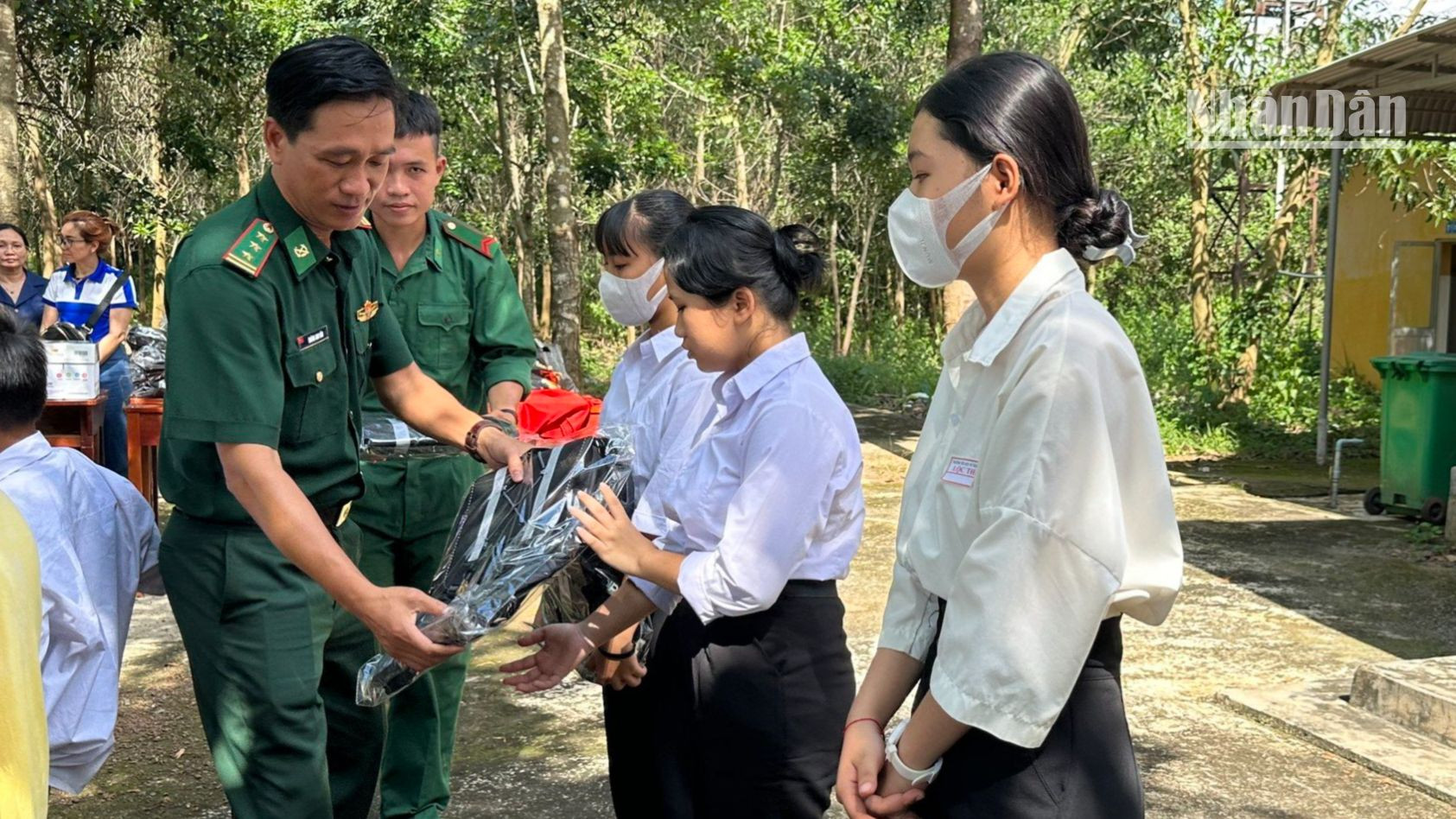 Bộ đội Biên phòng tỉnh Bình Phước “tiếp sức” cho học sinh là con em người đồng bào dân tộc thiểu số đến trường
