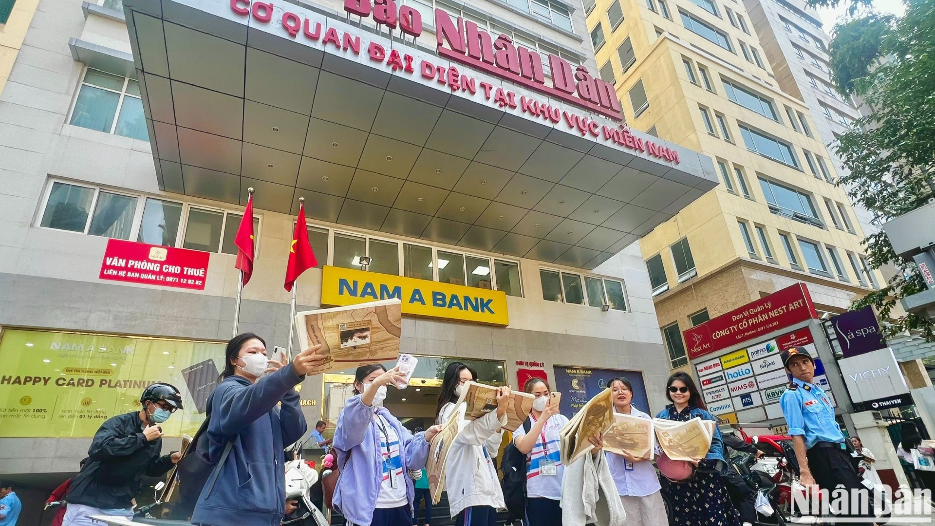 Bạn đọc hào hứng check-in và đăng tải lên mạng xã hội khi nhận được tờ phụ san đặc biệt này