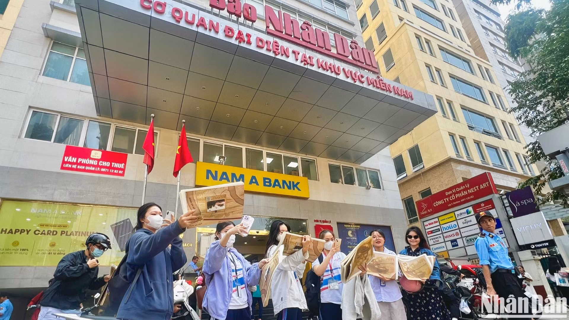 Bạn đọc hào hứng check-in và đăng tải lên mạng xã hội khi nhận được tờ phụ san đặc biệt này