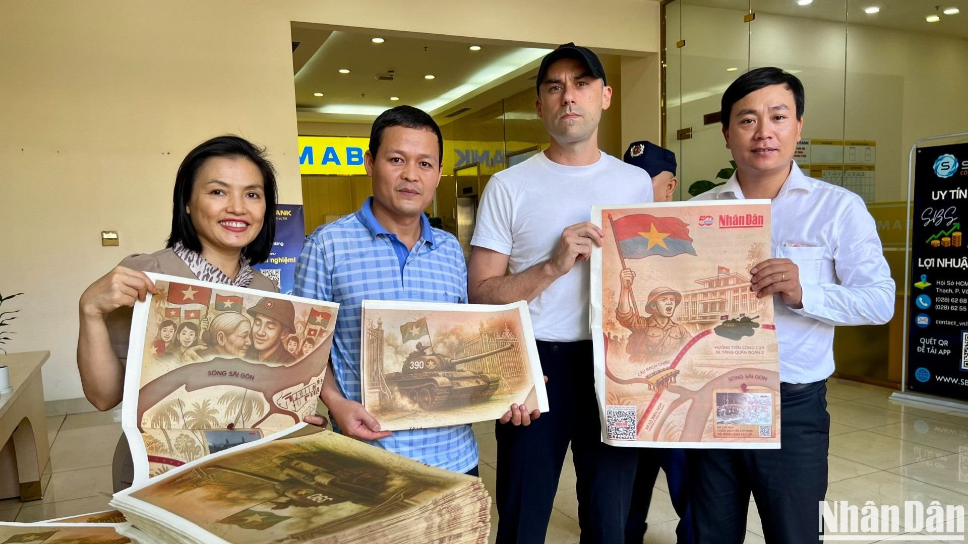 Một du khách nước ngoài nhận phụ san đặc biệt tại Cơ quan đại diện Báo Nhân Dân khu vực miền nam