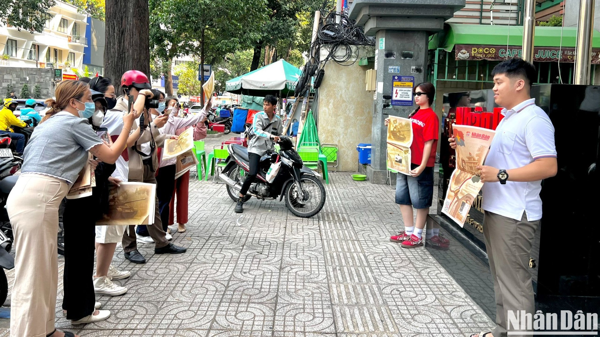 Rất đông các bạn trẻ, người dân đã đến nhận phụ san đặc biệt trong ngày đầu tuần