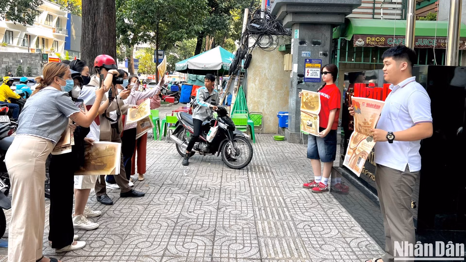 Rất đông các bạn trẻ, người dân đã đến nhận phụ san đặc biệt trong ngày đầu tuần