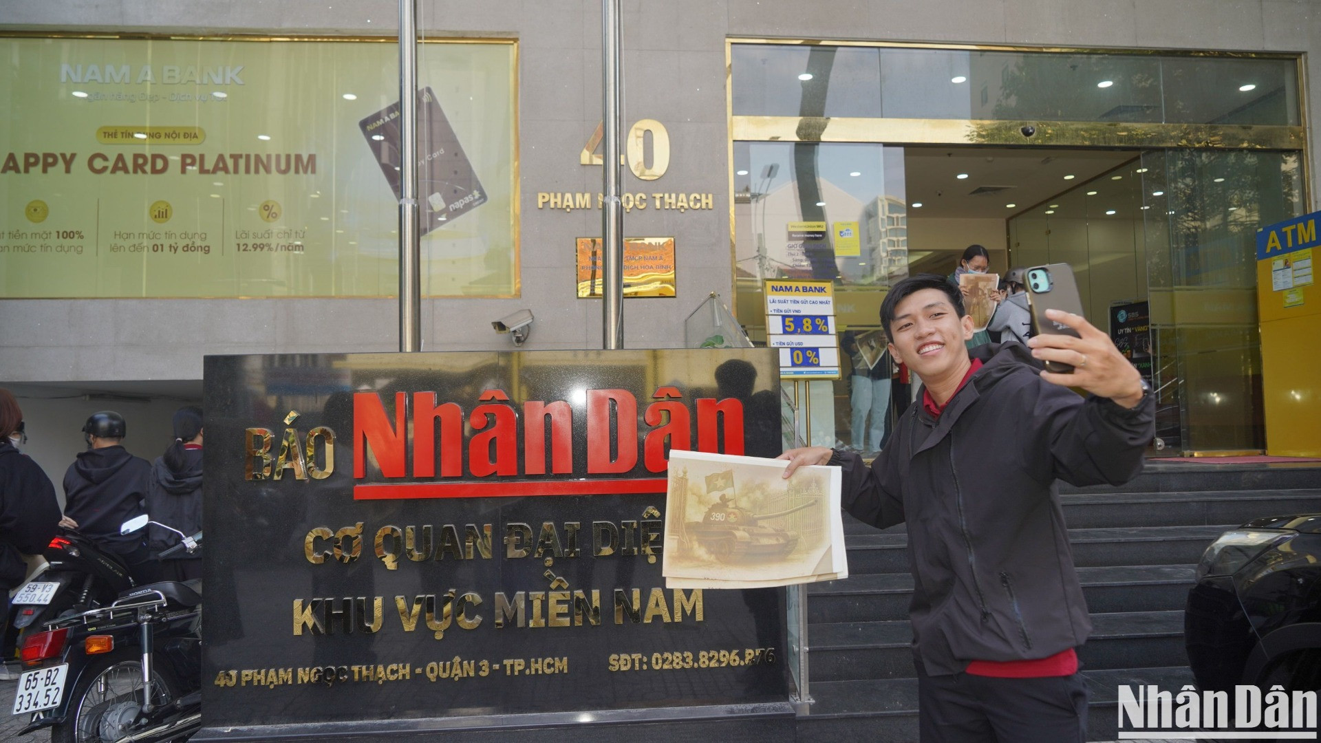 Một bạn trẻ check-in sau khi đón nhận với tờ phụ san đặc biệt tại Cơ quan đại diện Báo Nhân Dân khu vực miền nam (Ảnh: THẾ ANH)