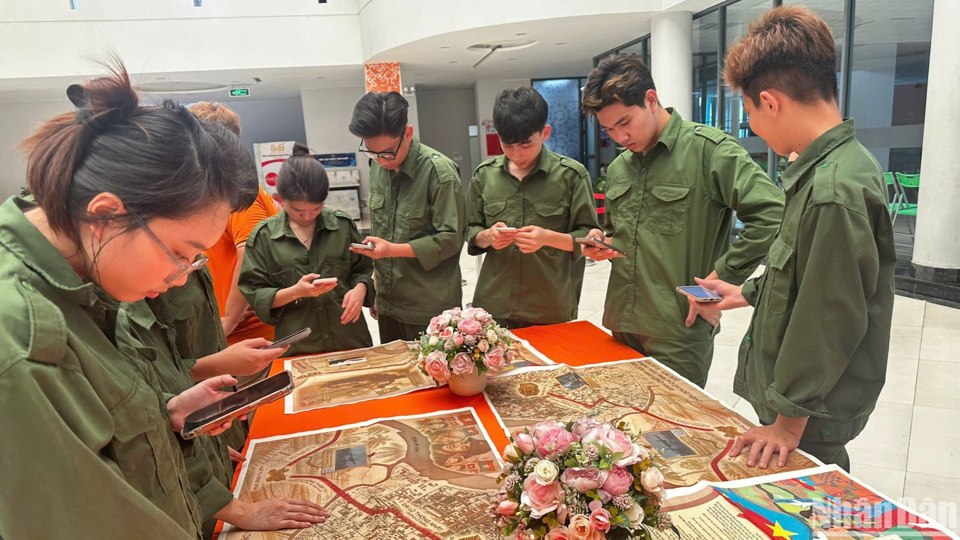 Các học sinh trường Trung học phổ thông FPT Cần Thơ hào hứng với công nghệ tích nghệ trên phụ san của Báo Nhân Dân (Ảnh: NGỌC HÂN)