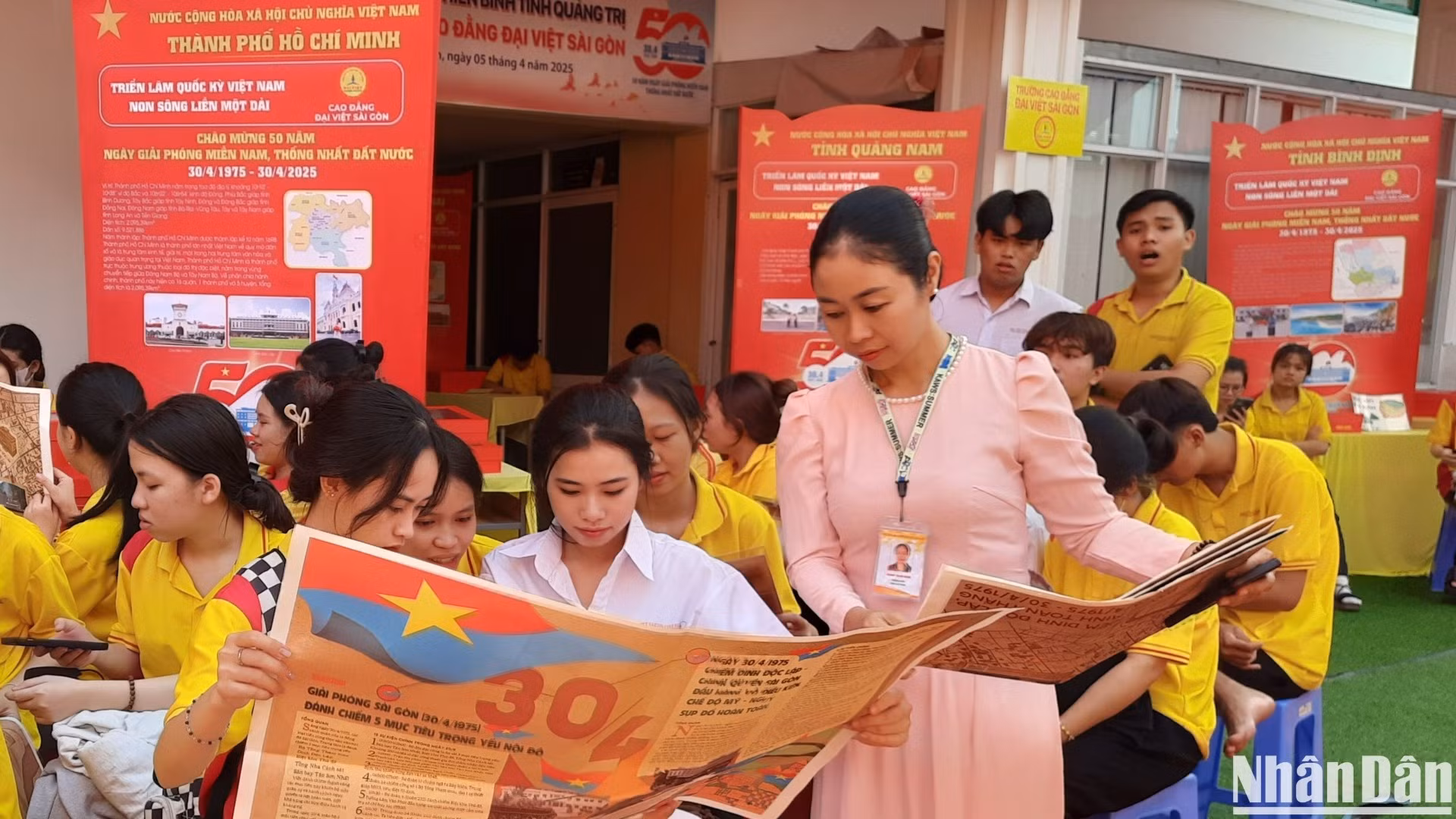 Giảng viên, sinh viên Trường cao đẳng Đại Việt Sài Gòn tìm hiểu thông tin trên phụ san đặc biệt của Báo Nhân Dân