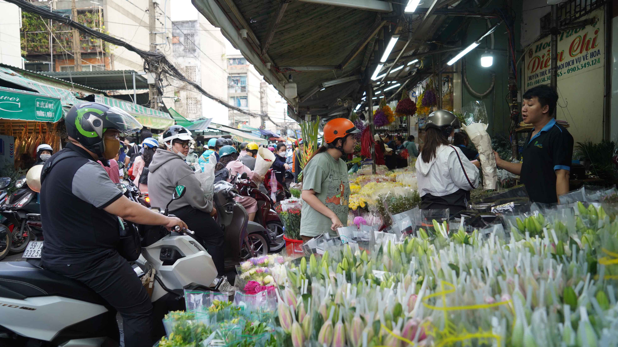 [Ảnh] Chợ hoa lớn nhất Thành phố Hồ Chí Minh nhộn nhịp trước ngày 8/3 ảnh 5